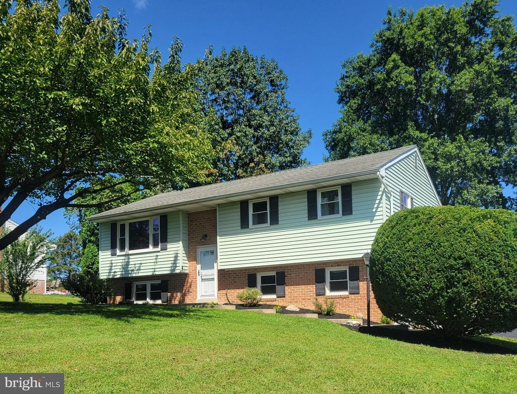 Photo of 127 W Lexington Road, LITITZ, PA 17543 (MLS # PALA2075232)