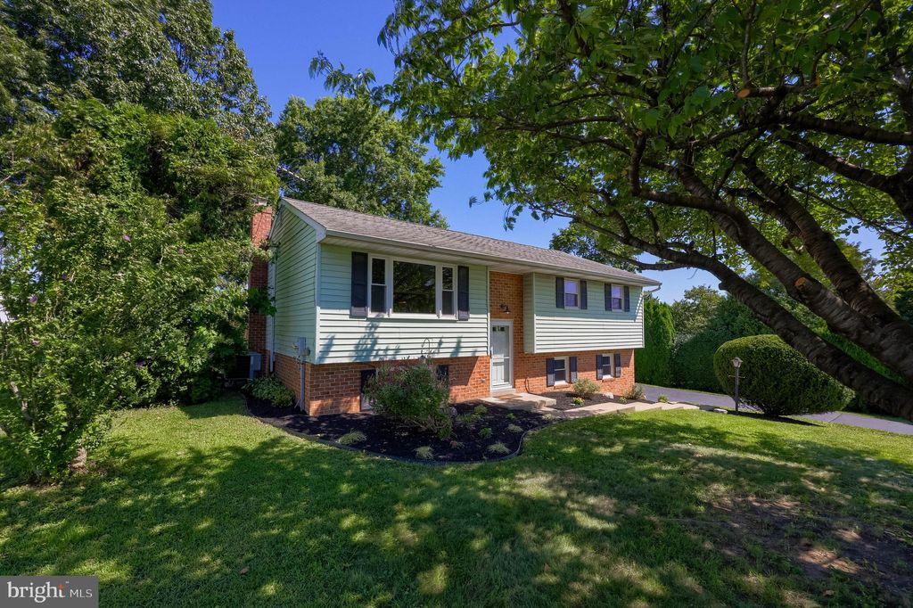 Photo of 127 W Lexington Road, LITITZ, PA 17543 (MLS # PALA2075232)