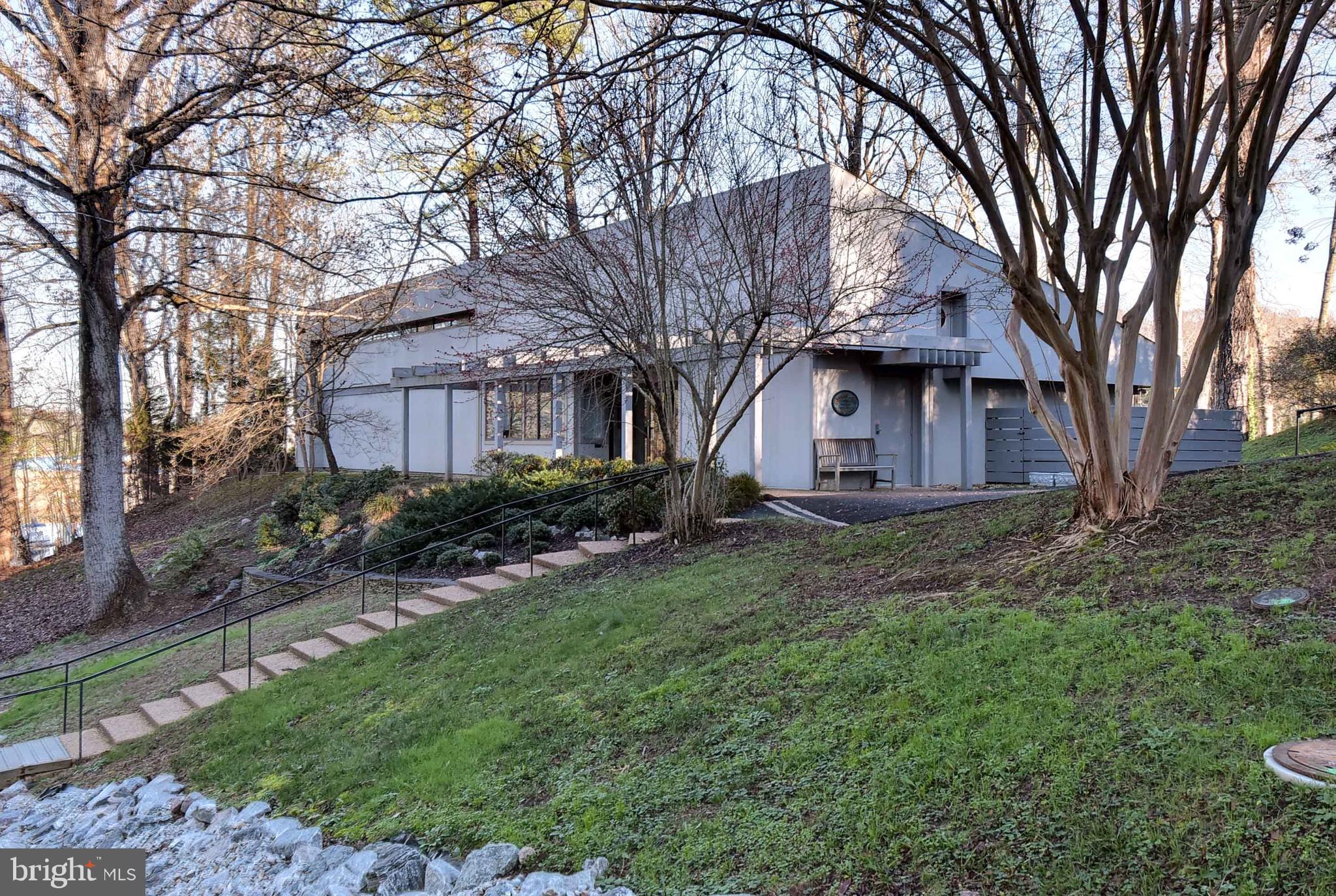 QUEENS LAKE - Residential