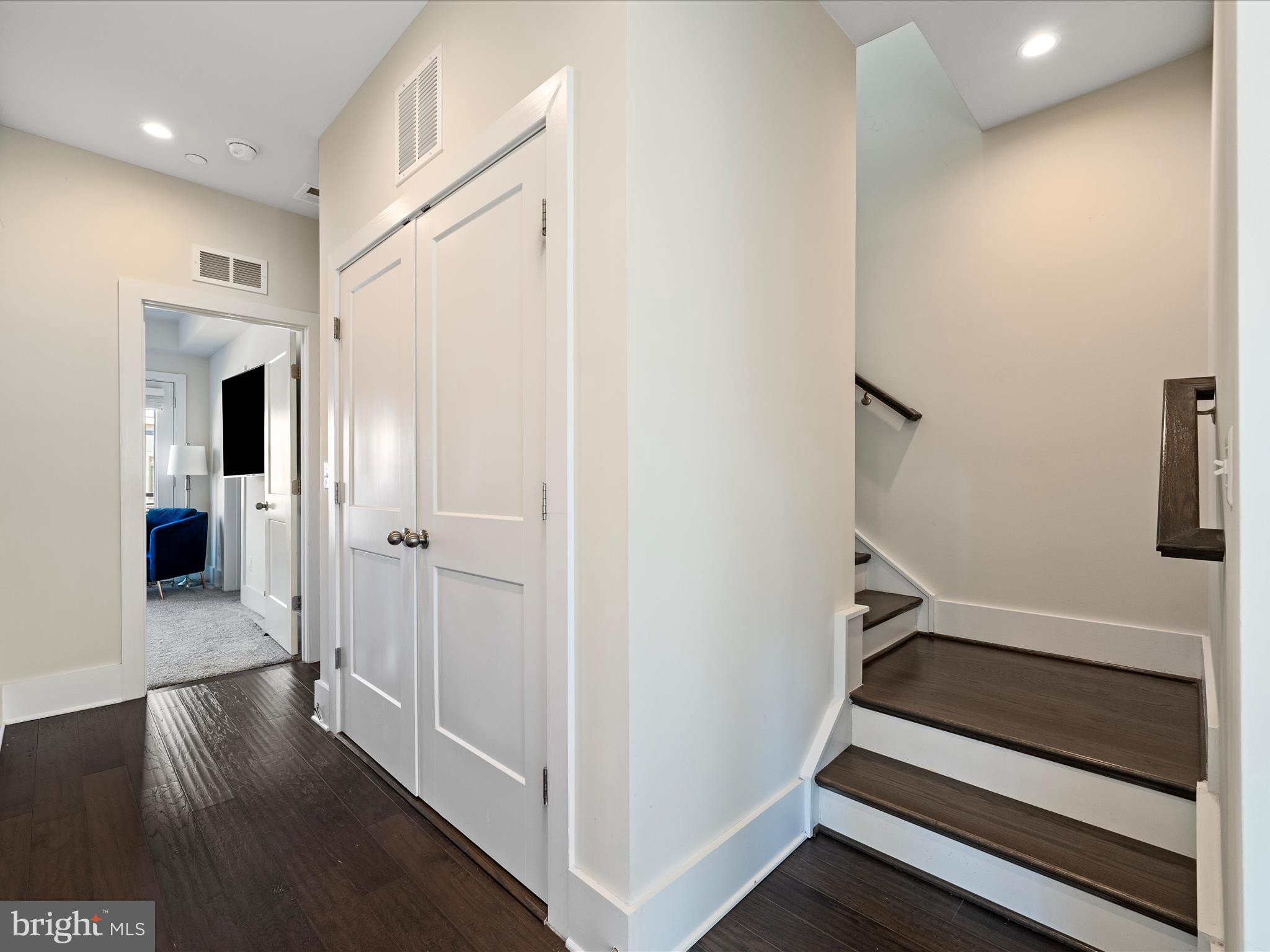 ASHBURN OVERLOOK - Residential