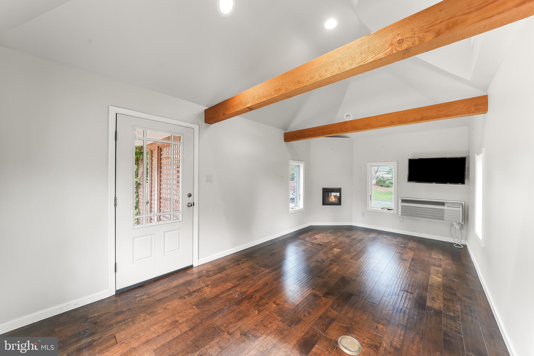 ROUND HILL - Residential