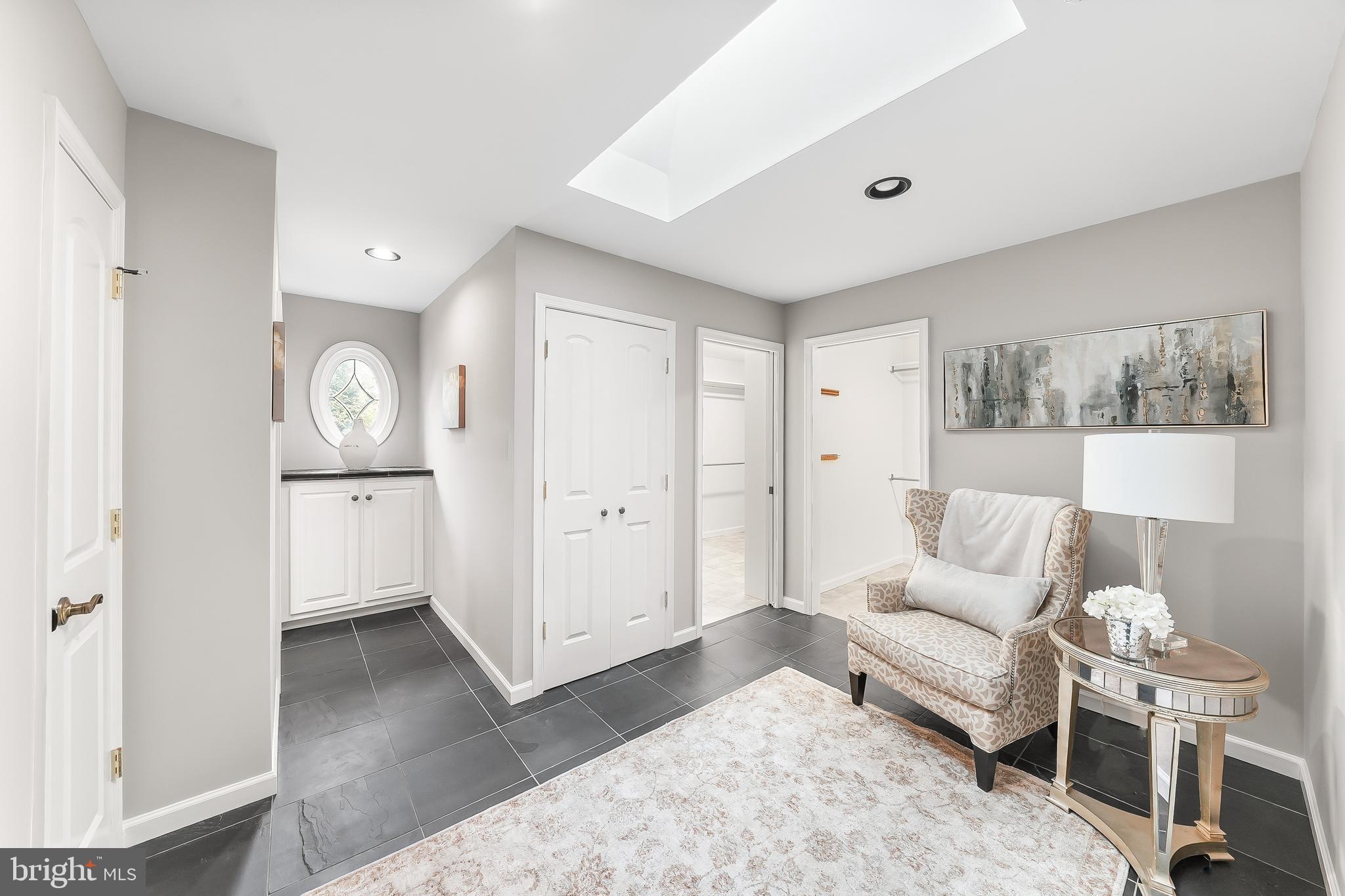 ROUND HILL - Residential
