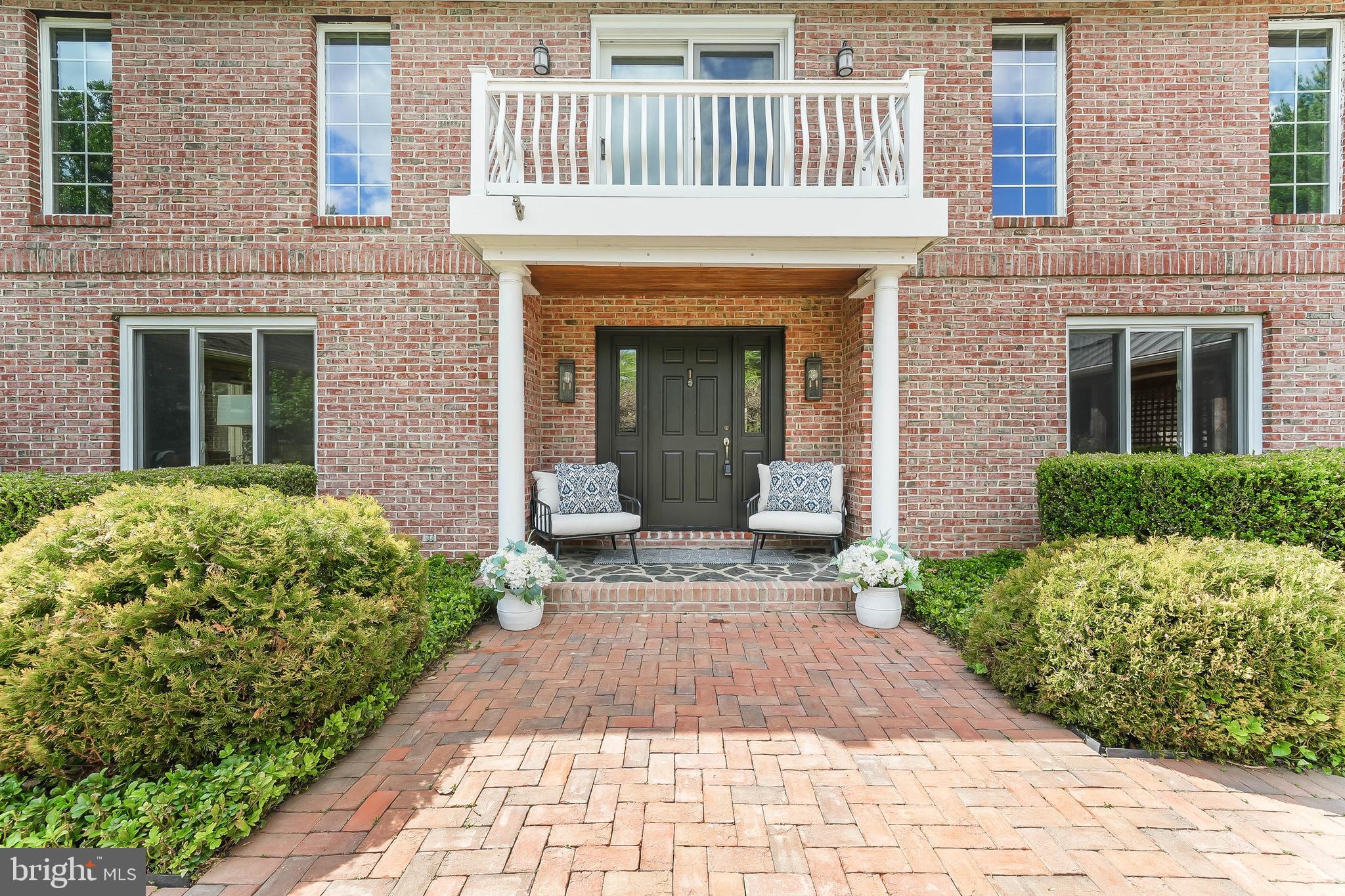 ROUND HILL - Residential