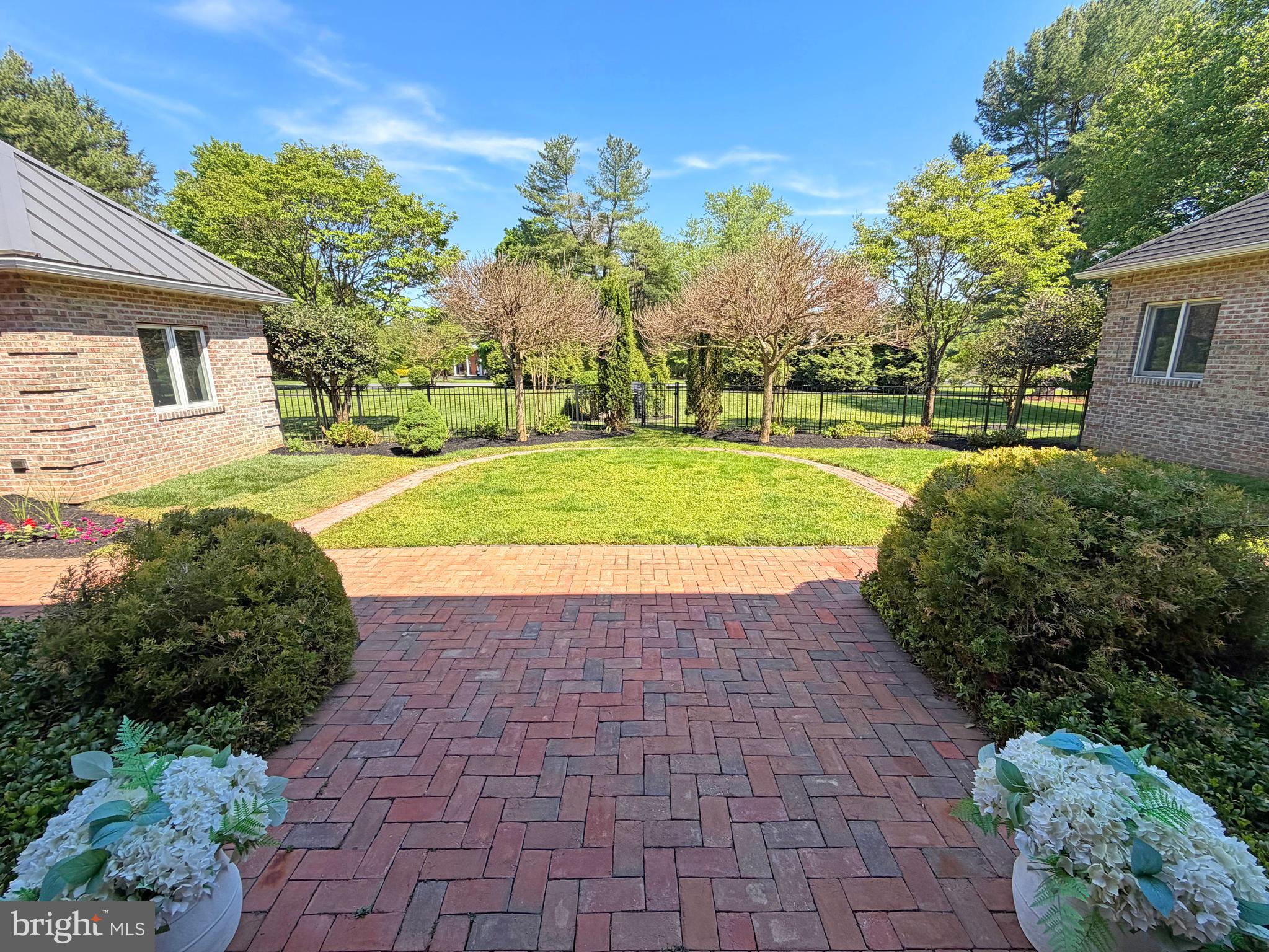 ROUND HILL - Residential