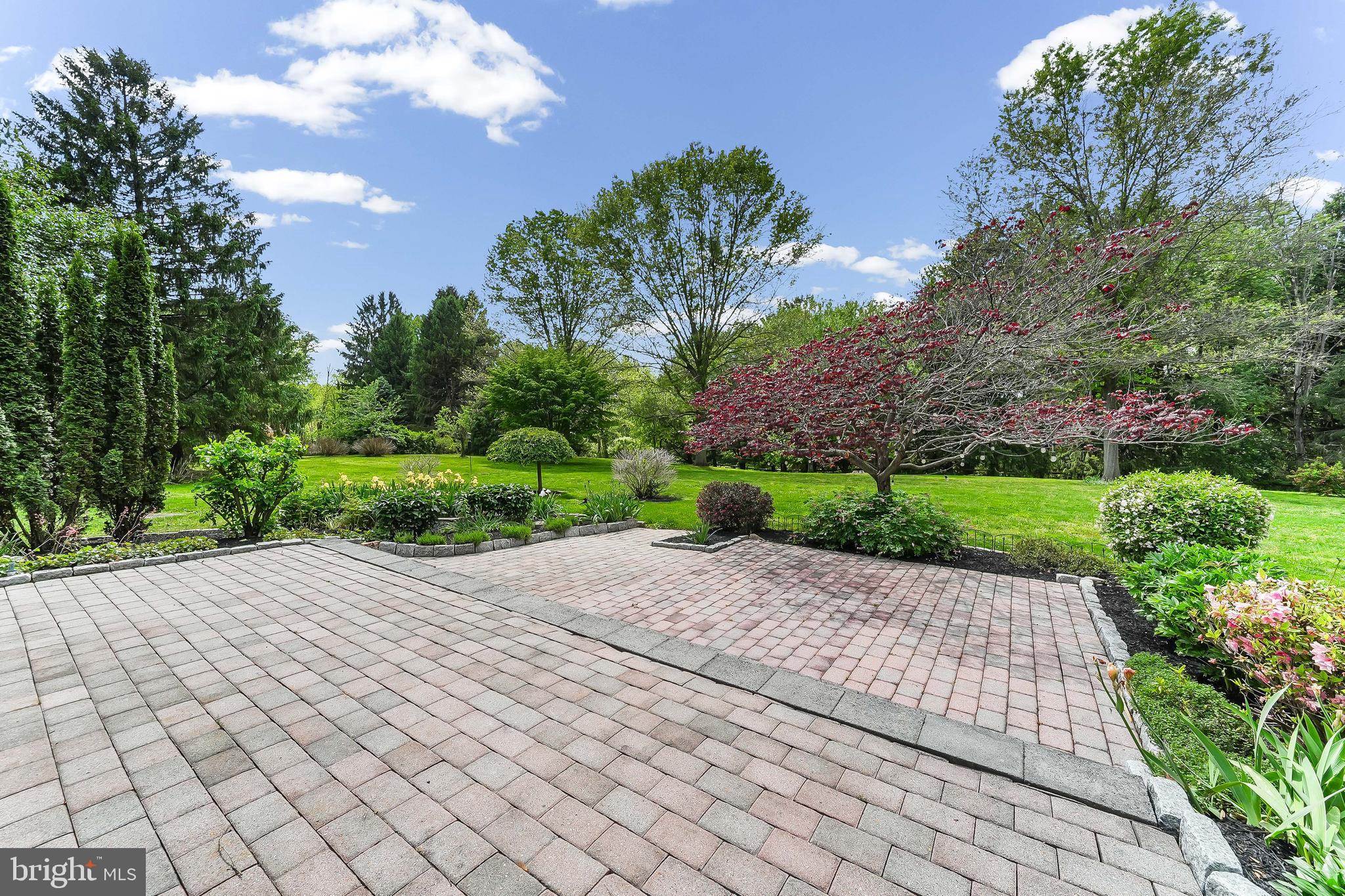 ROUND HILL - Residential