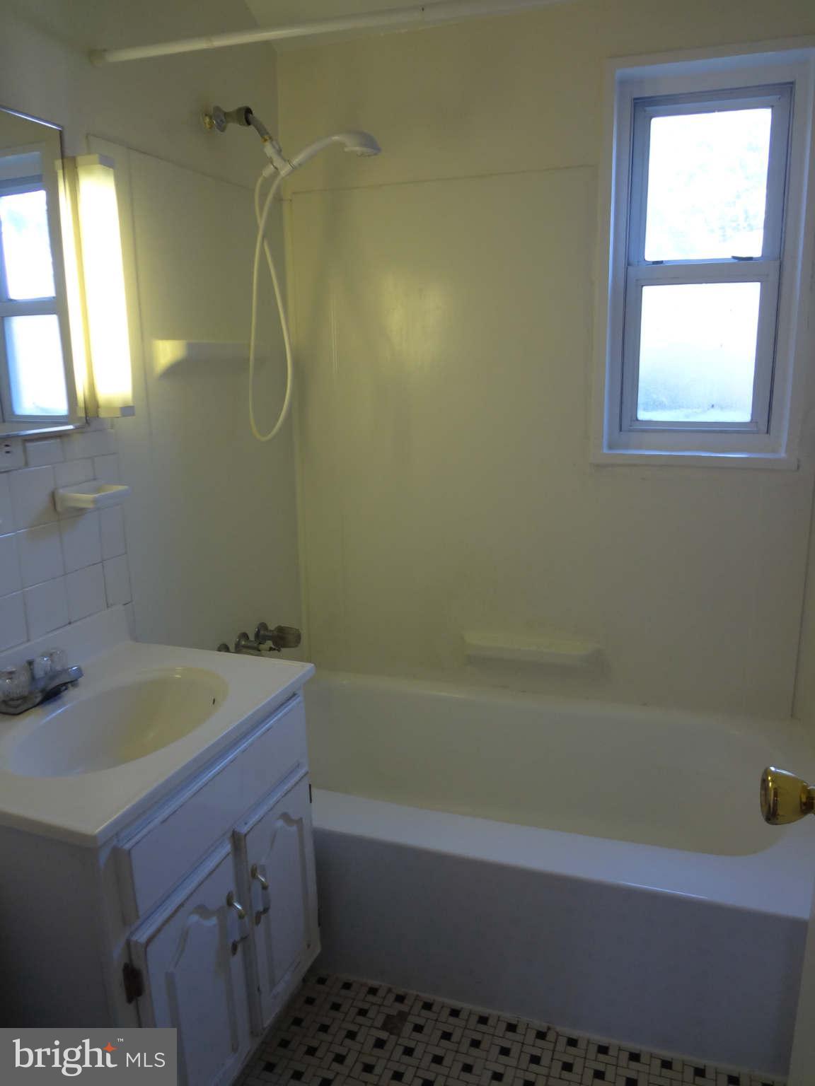 DONNA LEE GARDENS - Residential Lease