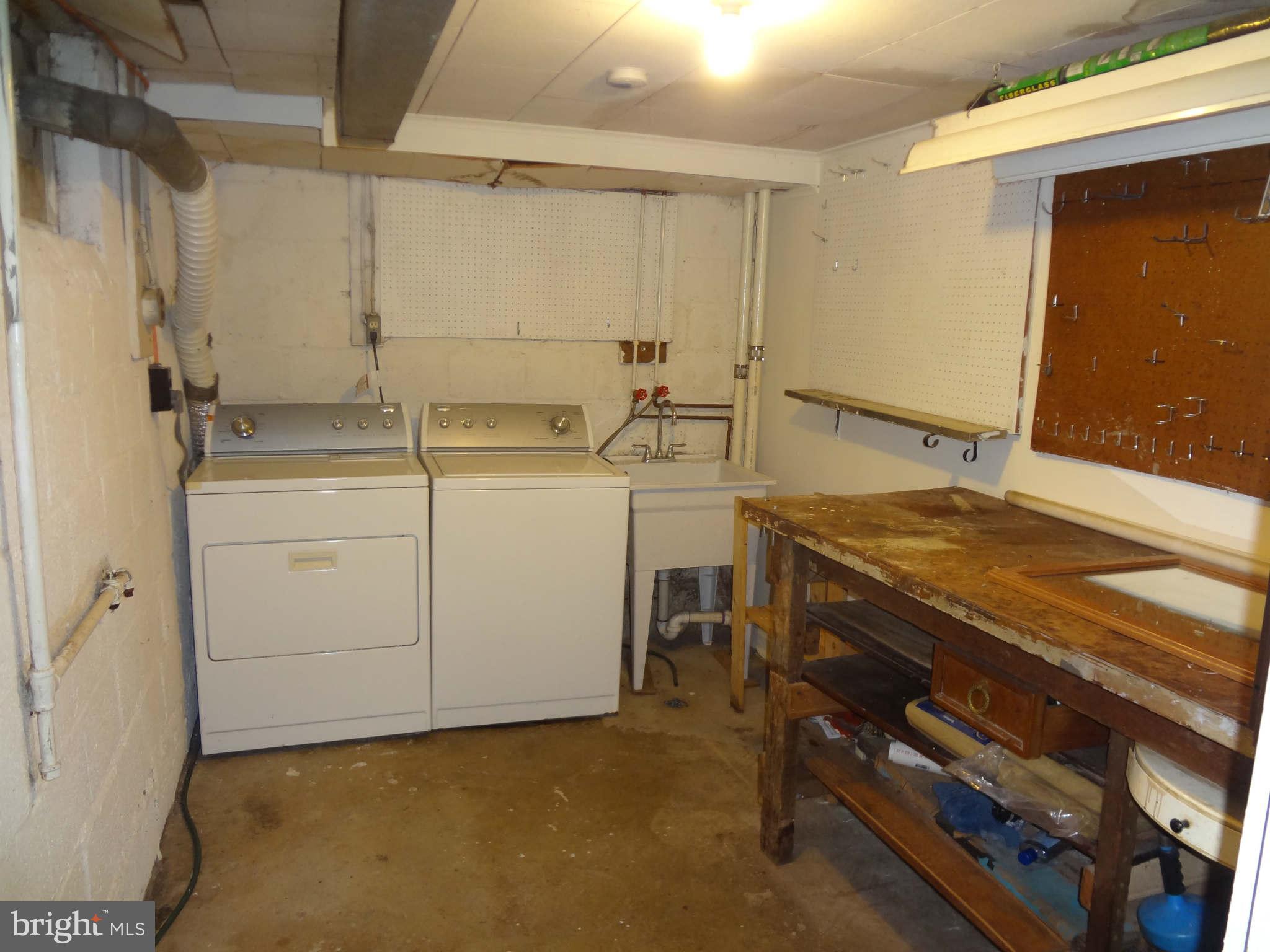 DONNA LEE GARDENS - Residential Lease