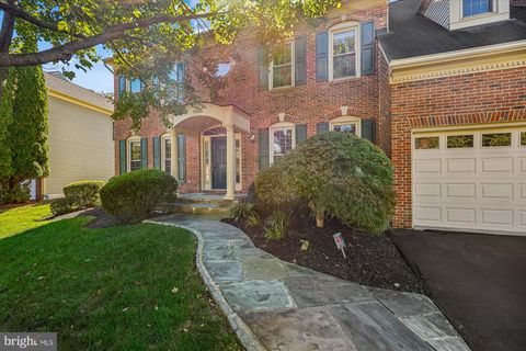 Photo of 10606 Maplecrest Lane, POTOMAC, MD 20854 (MLS # MDMC2213086)