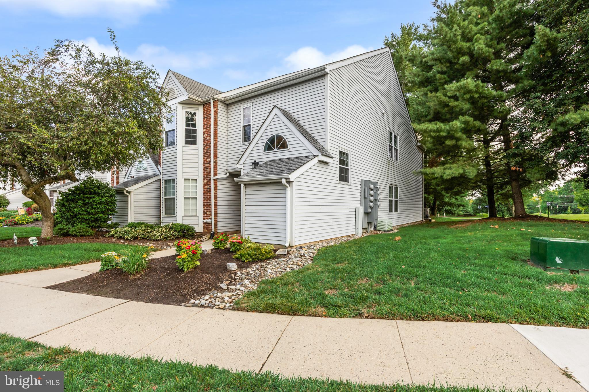 2 PINEWOOD DR