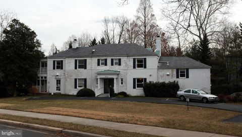 Photo of 5612 Spruce Tree Avenue, BETHESDA, MD 20814 (MLS # MDMC2218080)