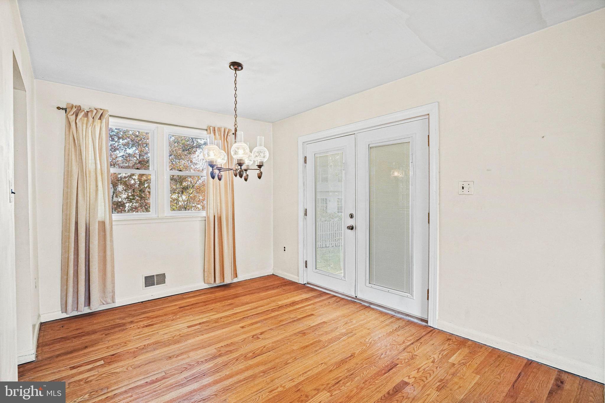 QUEENS WOOD - Residential