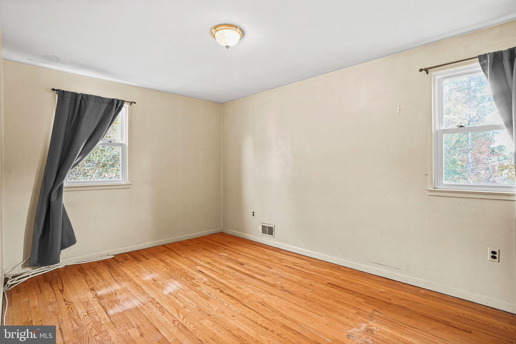 QUEENS WOOD - Residential