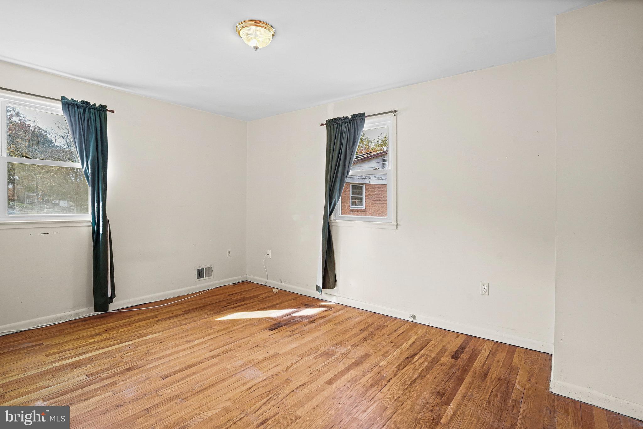 QUEENS WOOD - Residential