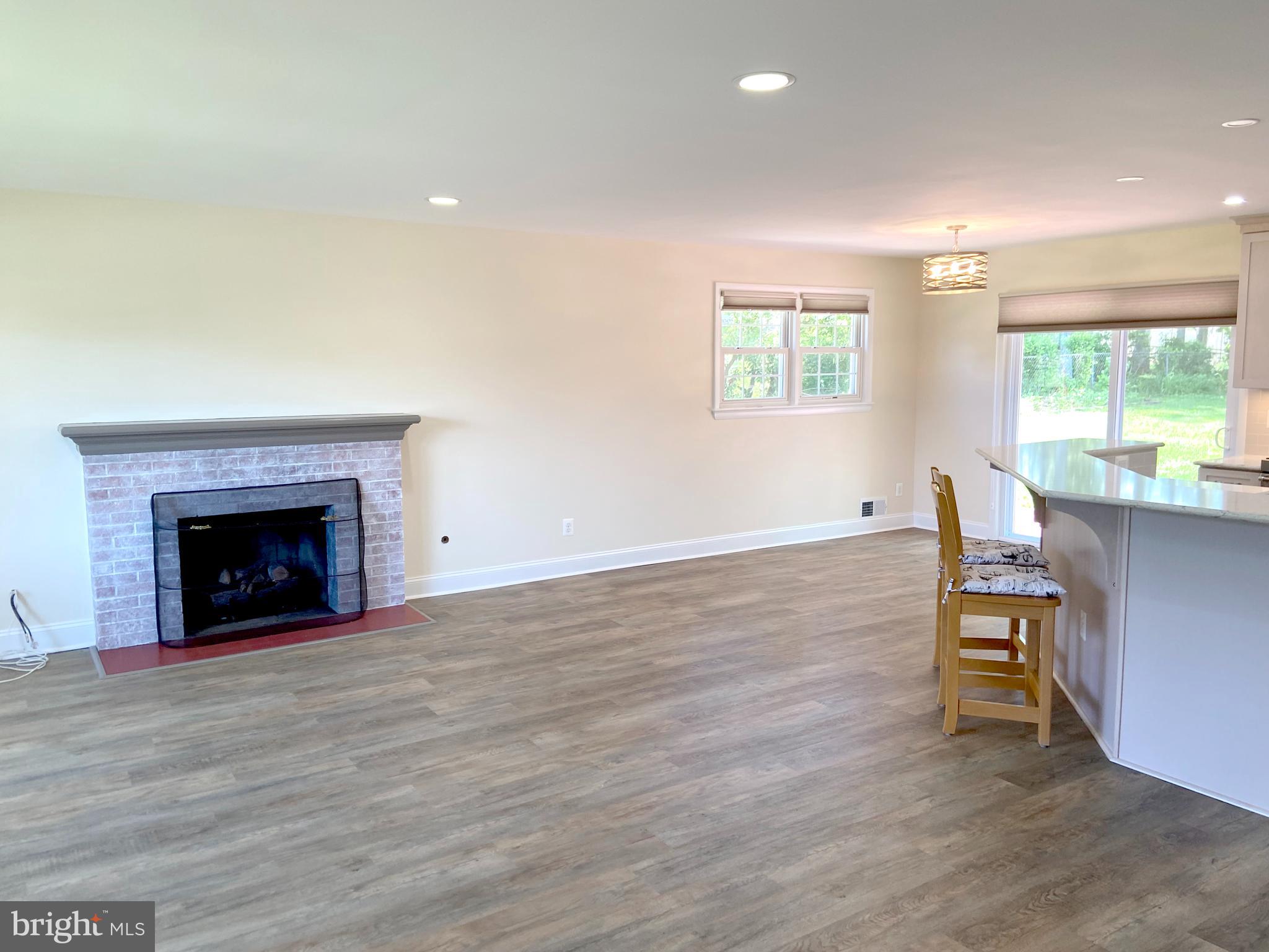 COUNTRY CLUB MANOR - Residential Lease