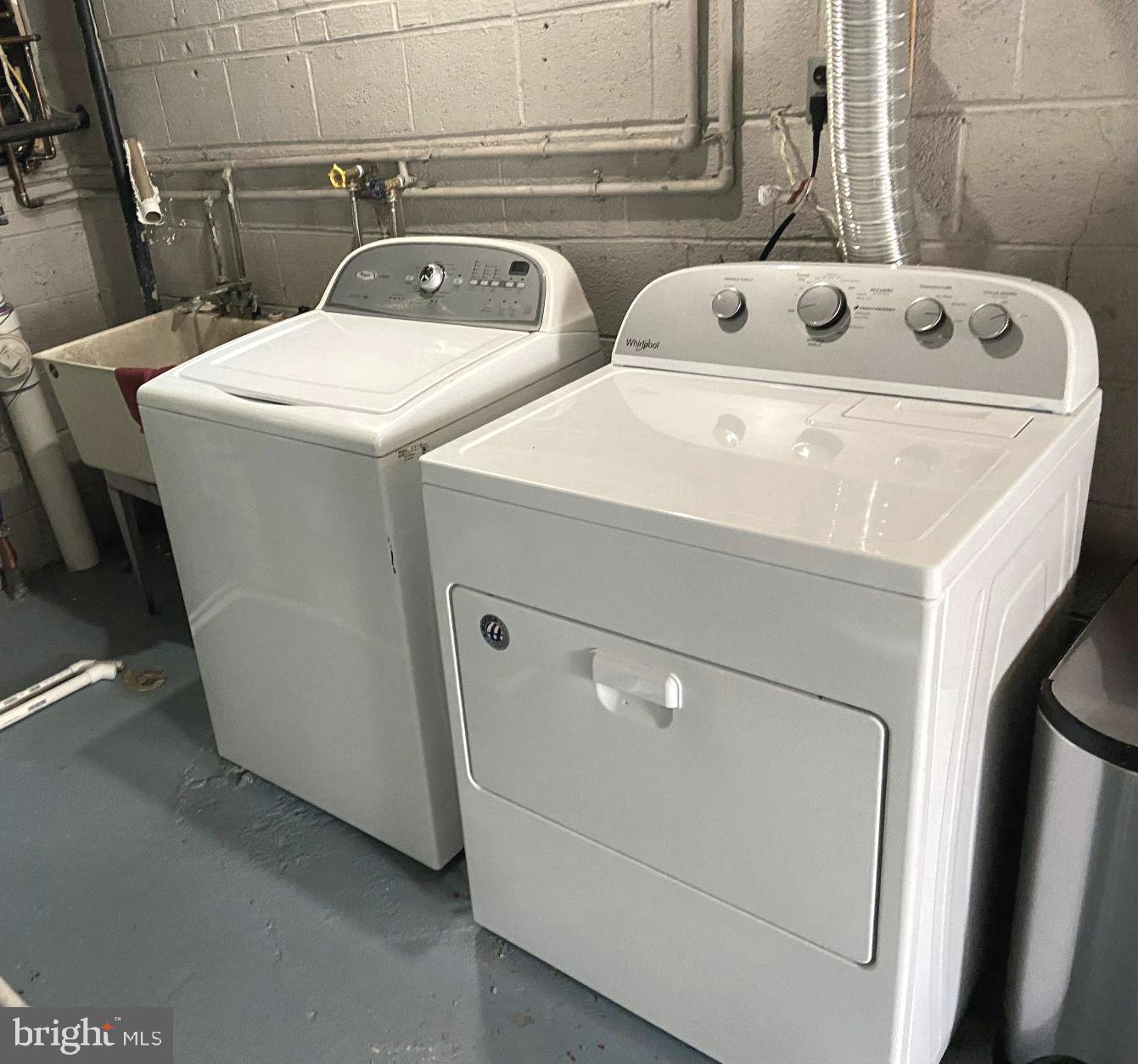 COUNTRY CLUB MANOR - Residential Lease