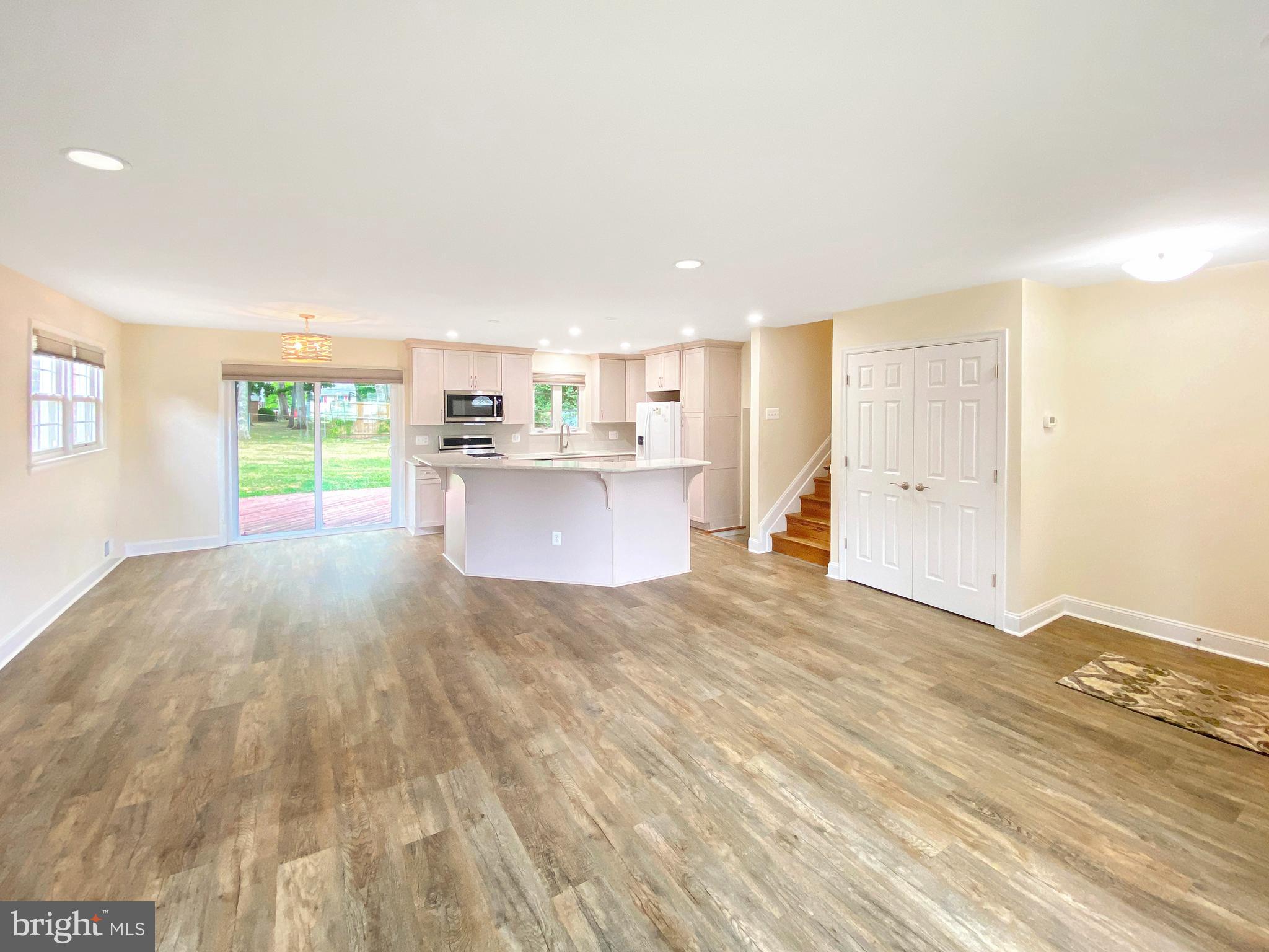 COUNTRY CLUB MANOR - Residential Lease