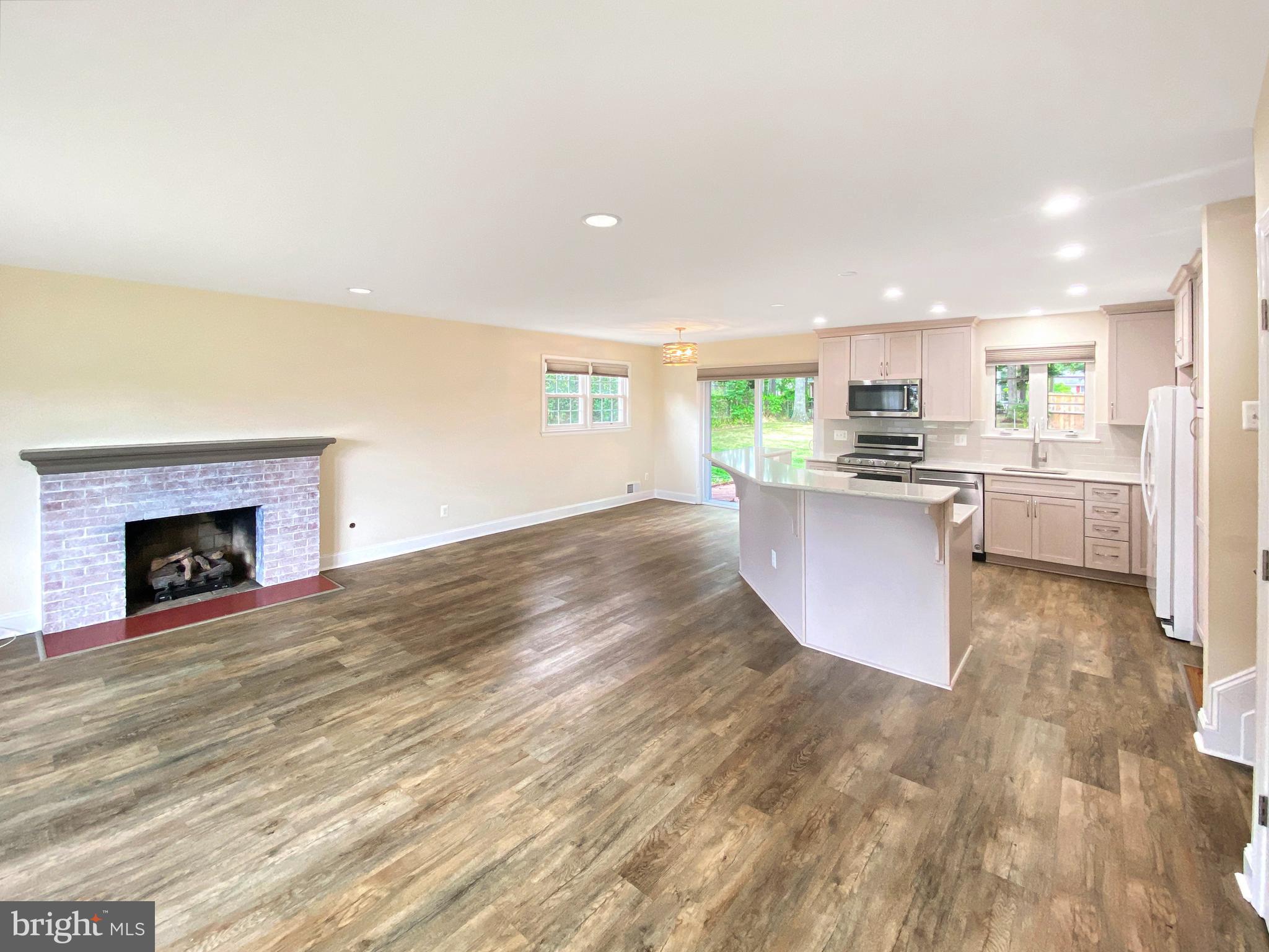 COUNTRY CLUB MANOR - Residential Lease