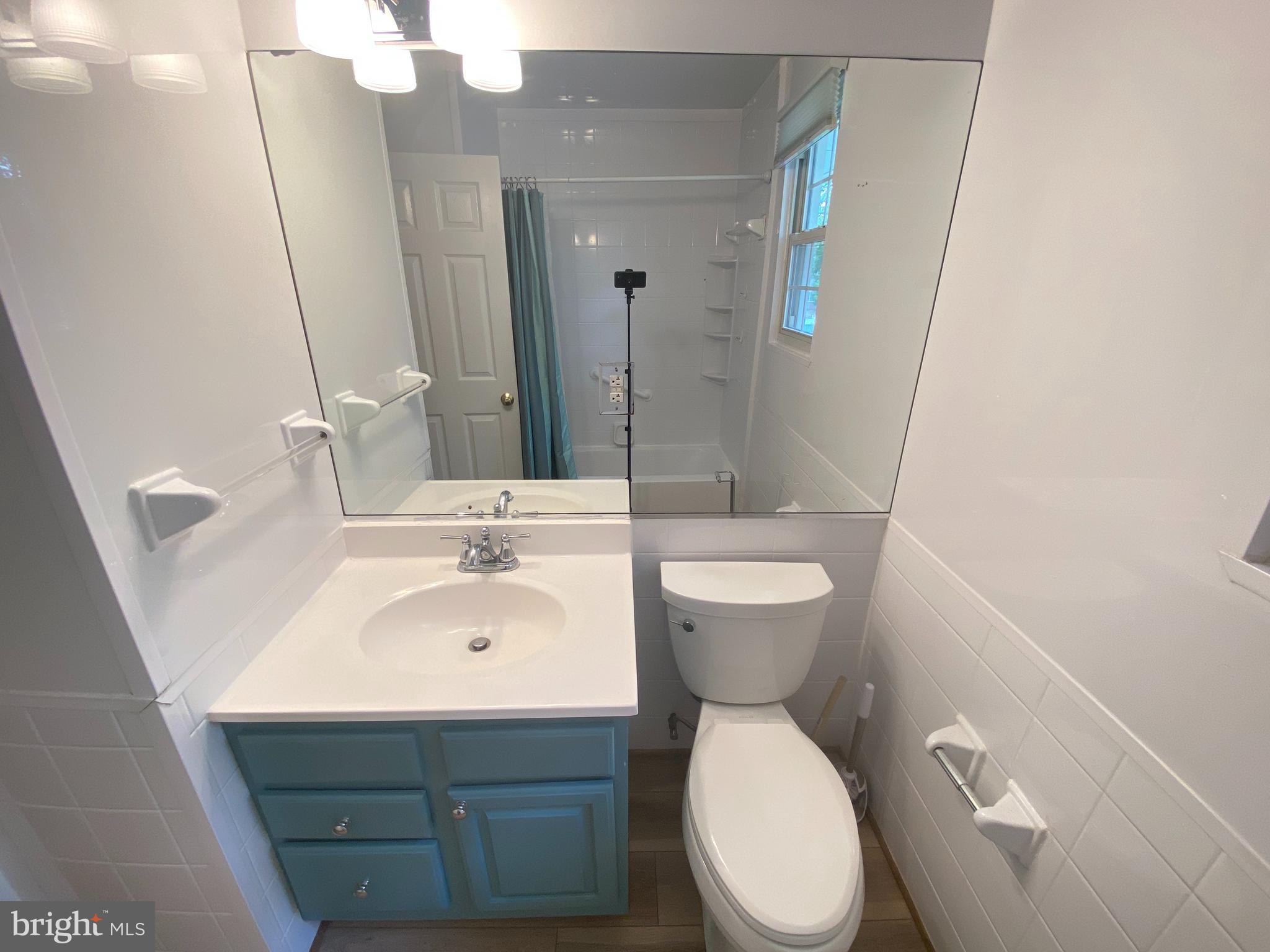 COUNTRY CLUB MANOR - Residential Lease