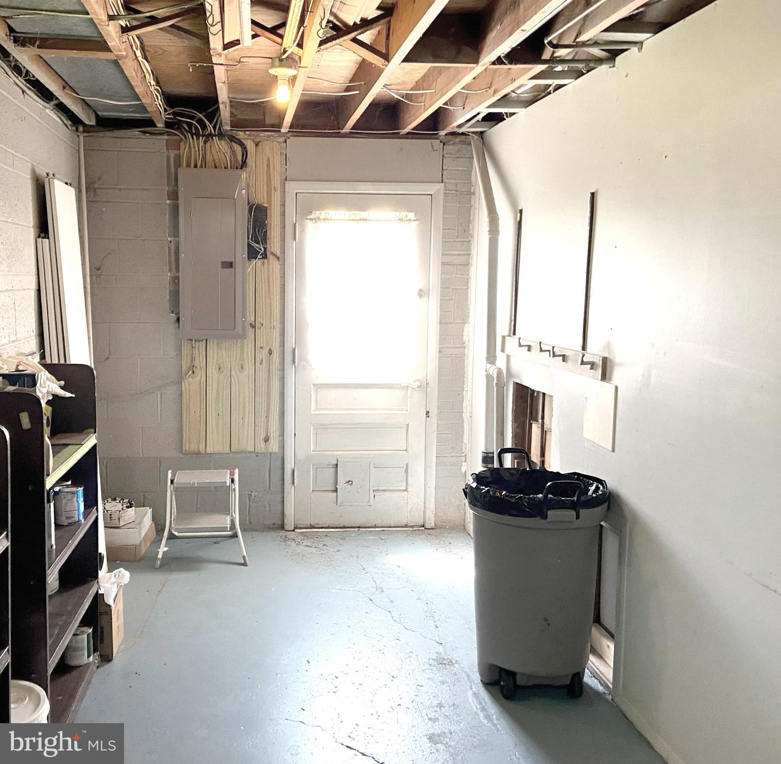 COUNTRY CLUB MANOR - Residential Lease