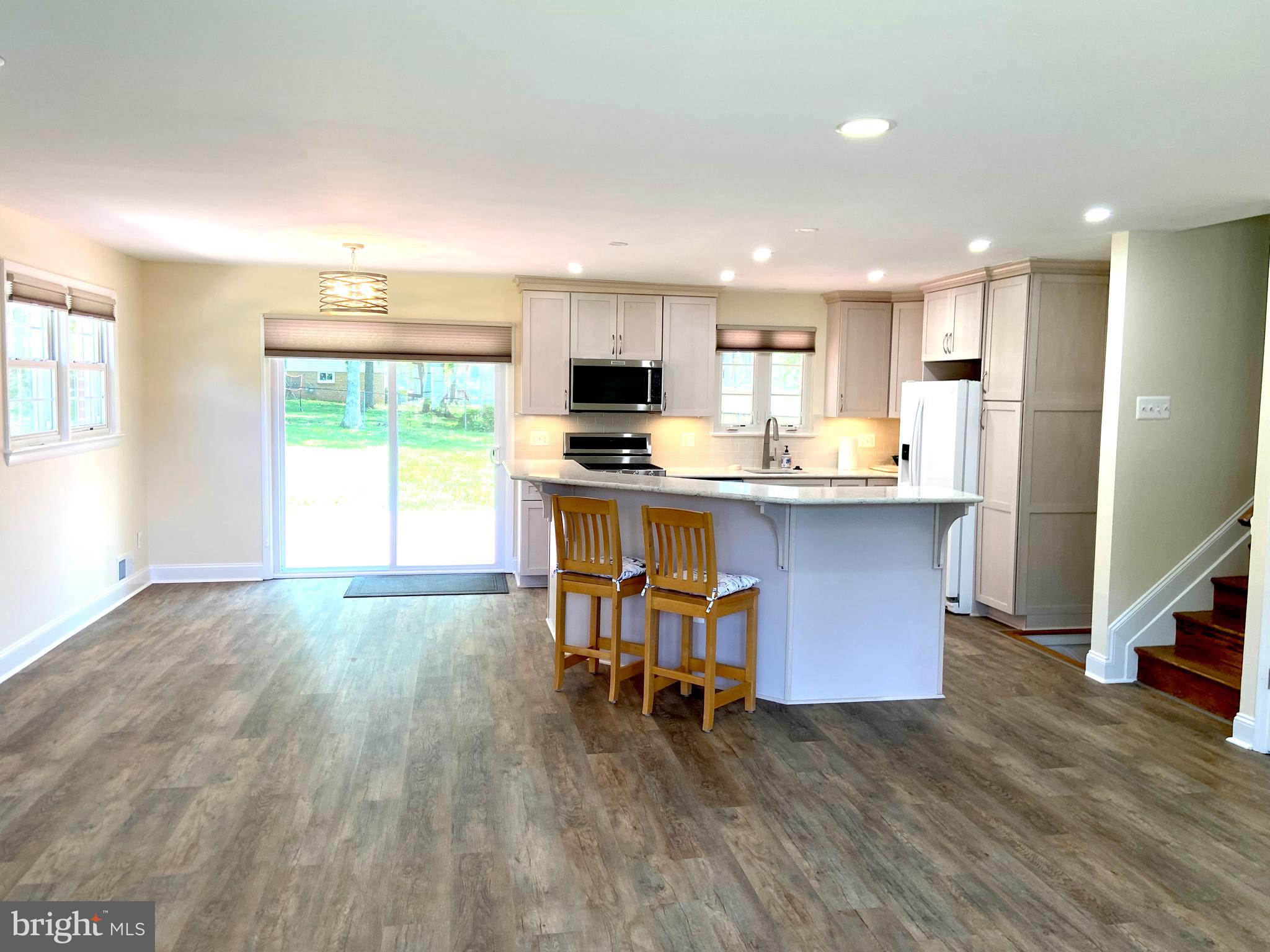 COUNTRY CLUB MANOR - Residential Lease