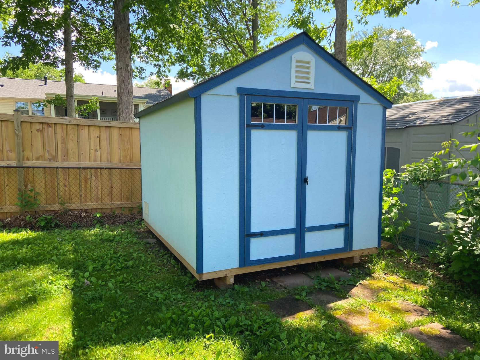 COUNTRY CLUB MANOR - Residential Lease