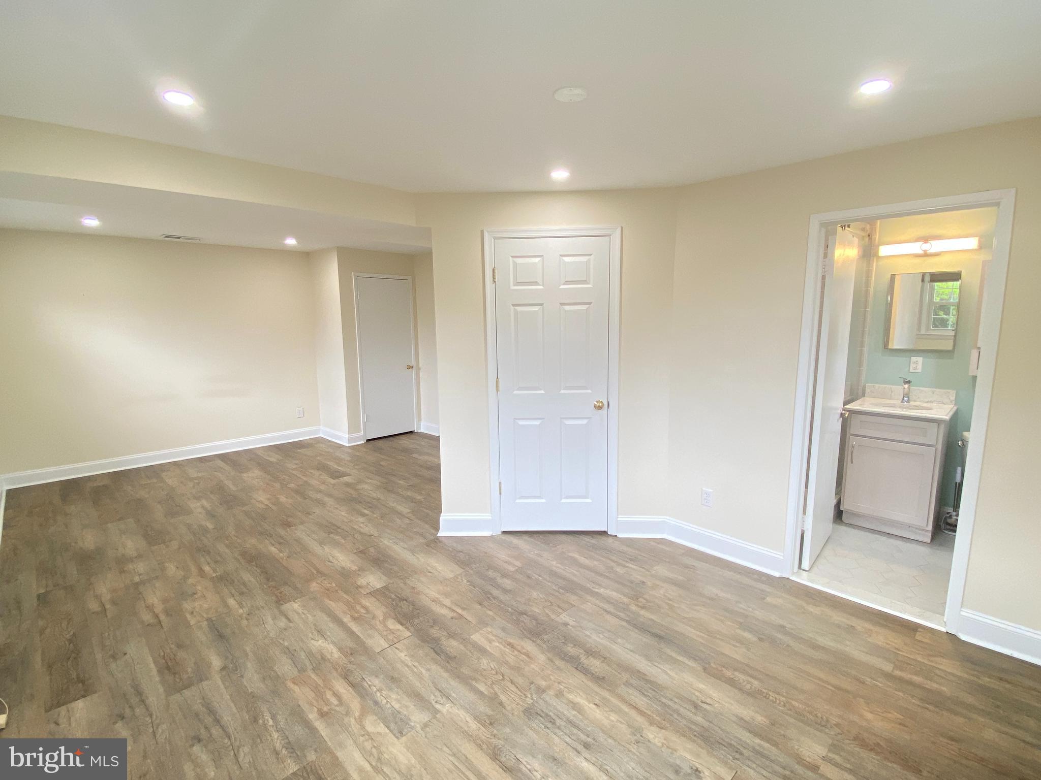 COUNTRY CLUB MANOR - Residential Lease