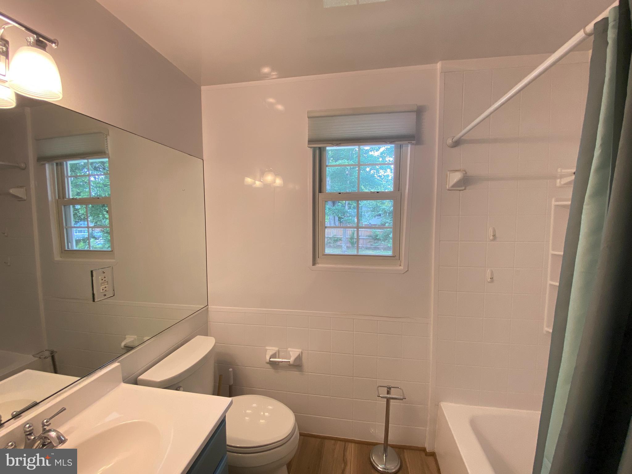 COUNTRY CLUB MANOR - Residential Lease