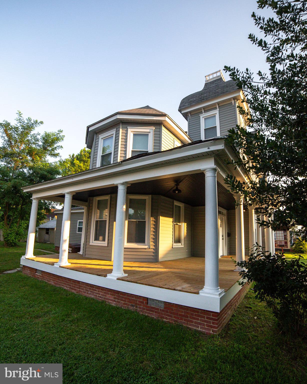 905 RACE STREET