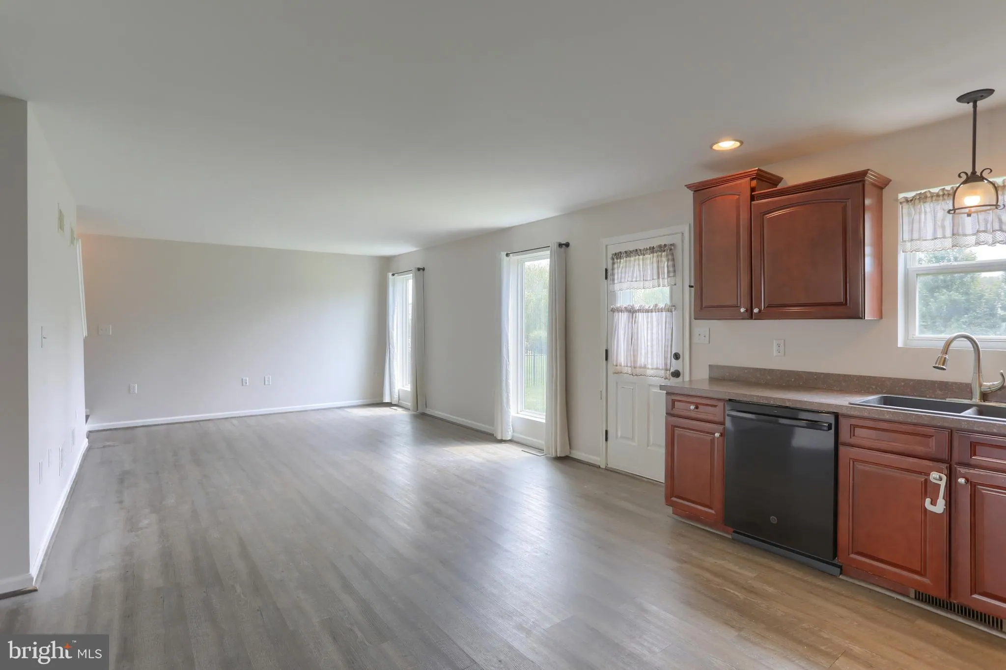 Palmyra, Pennsylvania 17078, United States, 5 Bedrooms Bedrooms, ,4 BathroomsBathrooms,Residential,Pending,175364