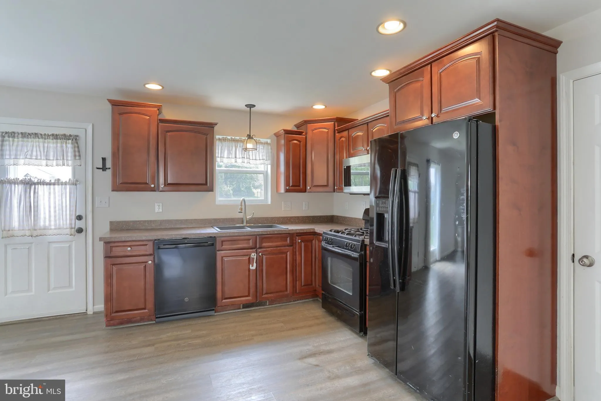 Palmyra, Pennsylvania 17078, United States, 5 Bedrooms Bedrooms, ,4 BathroomsBathrooms,Residential,Pending,175364