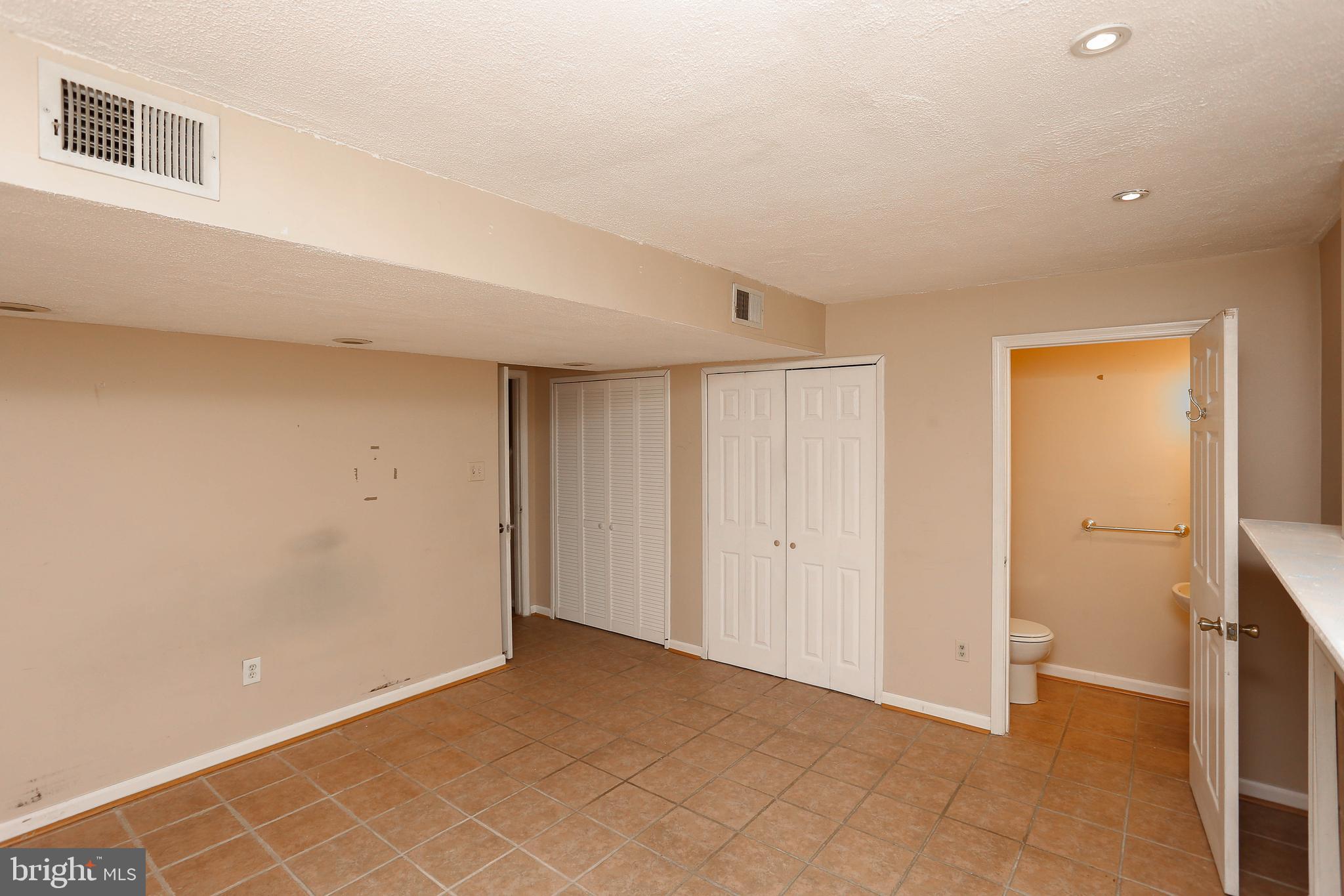 RIVERCHASE - Residential