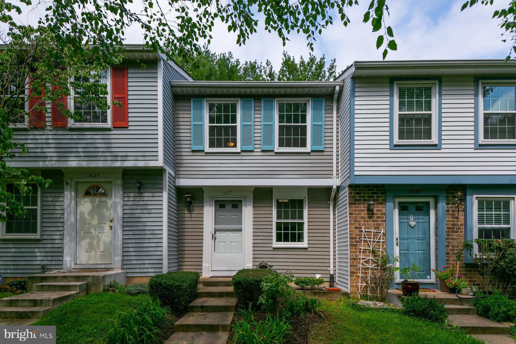 Unique 2 bedrooms 1.5 bath home in North Reston. Convenient to major commuting routes including the Dulles Toll Road, Fairfax County Parkway, Route 7, and the Silver line Metro. Open field, park, and gazebo located just out the front door. Prior to showing potential applicants the townhouse they will need to be pre-qualified by the listing agent or the renter's real estate agent.