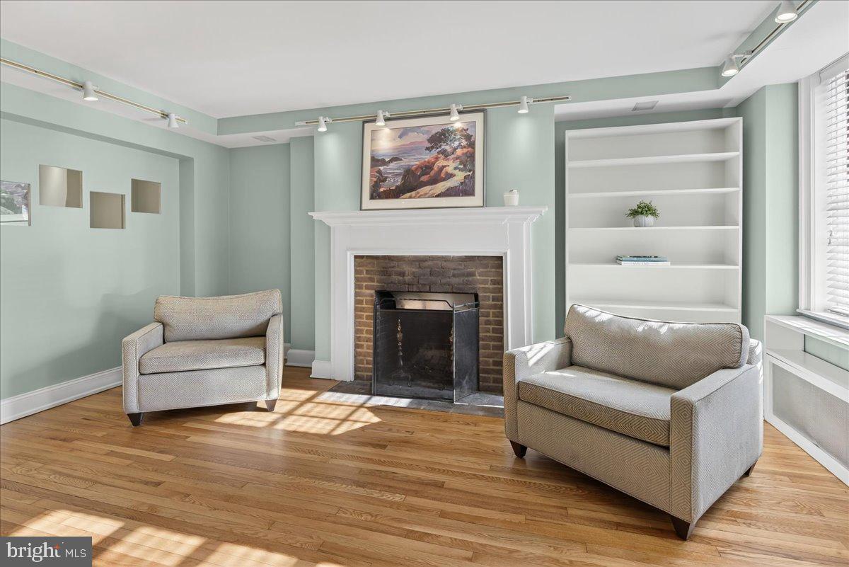 25 PALMER SQUARE W E