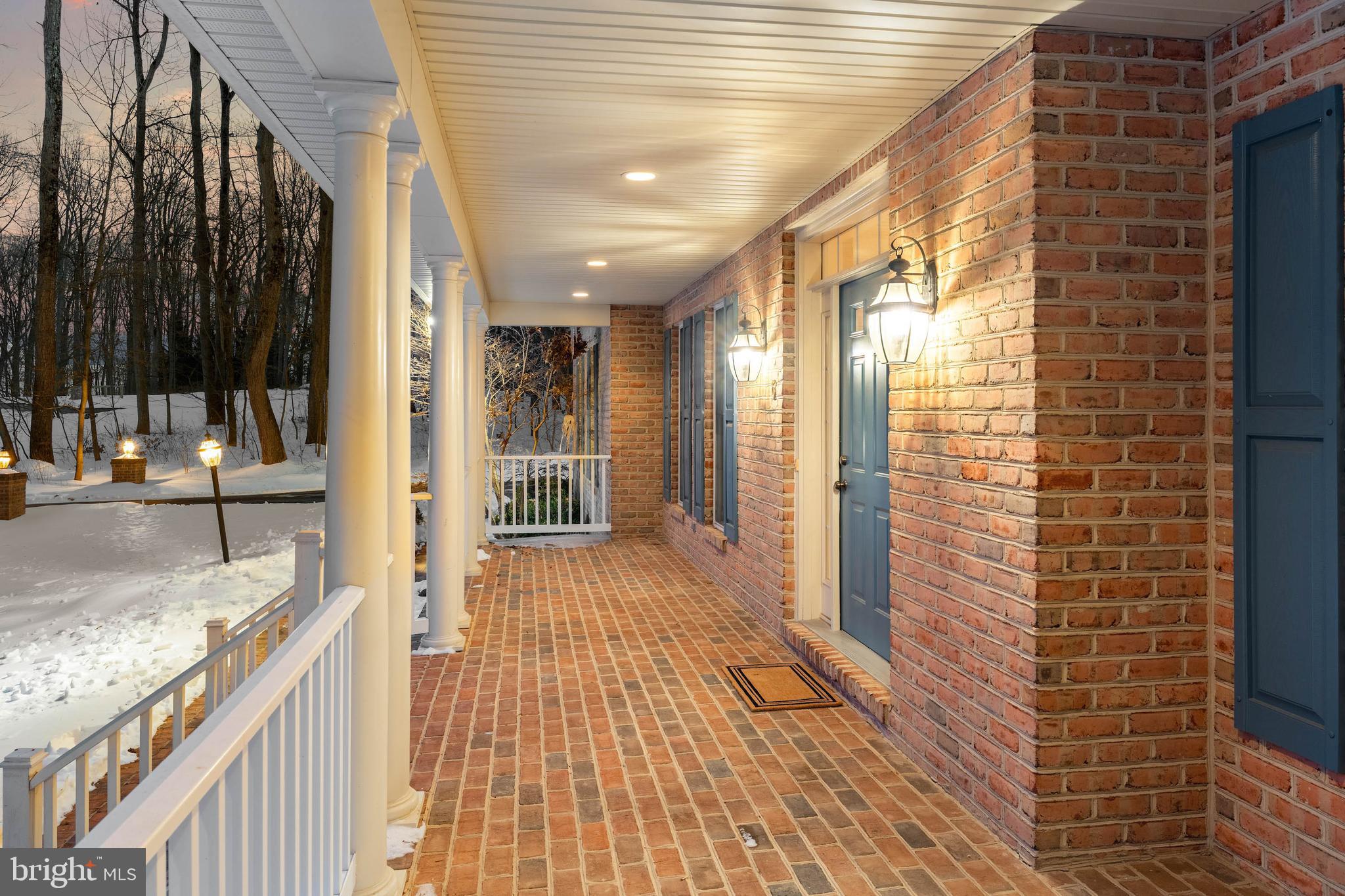 6 MIDDLE WOODS COURT