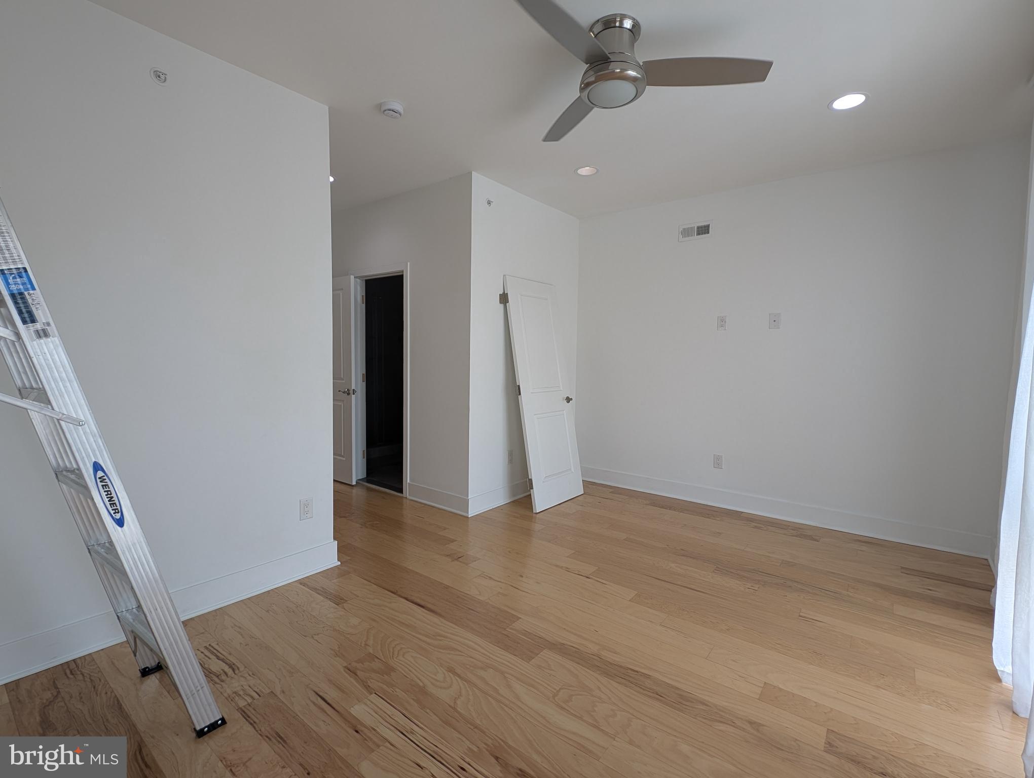 PORT RICHMOND - Residential Lease