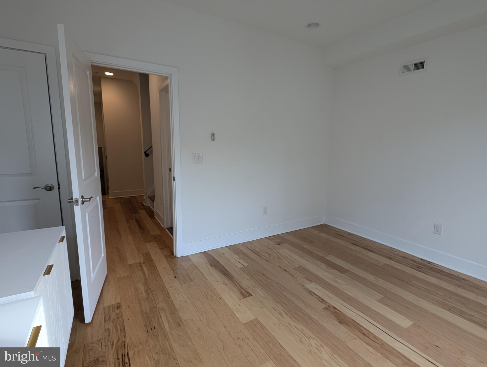 PORT RICHMOND - Residential Lease