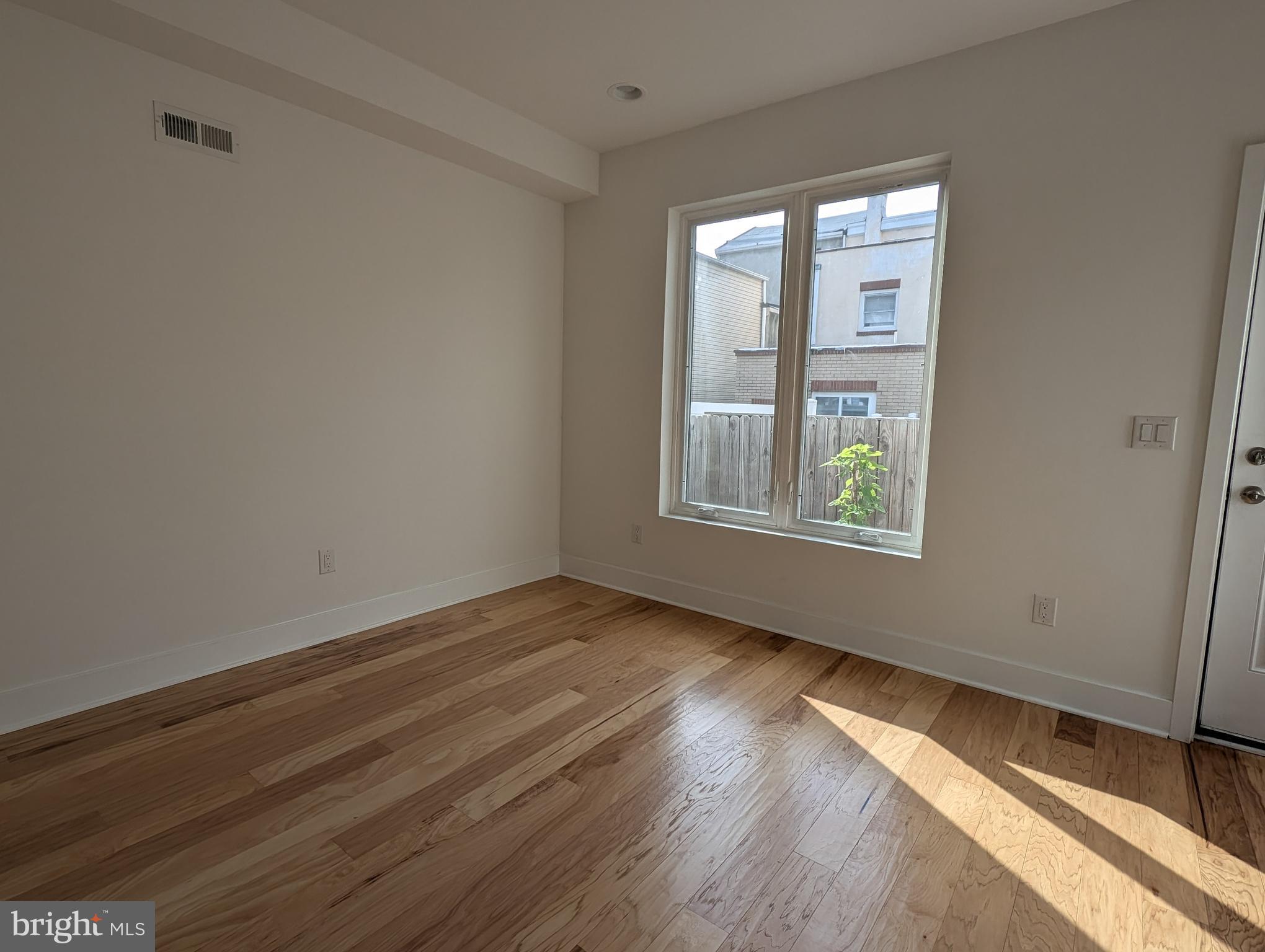 PORT RICHMOND - Residential Lease