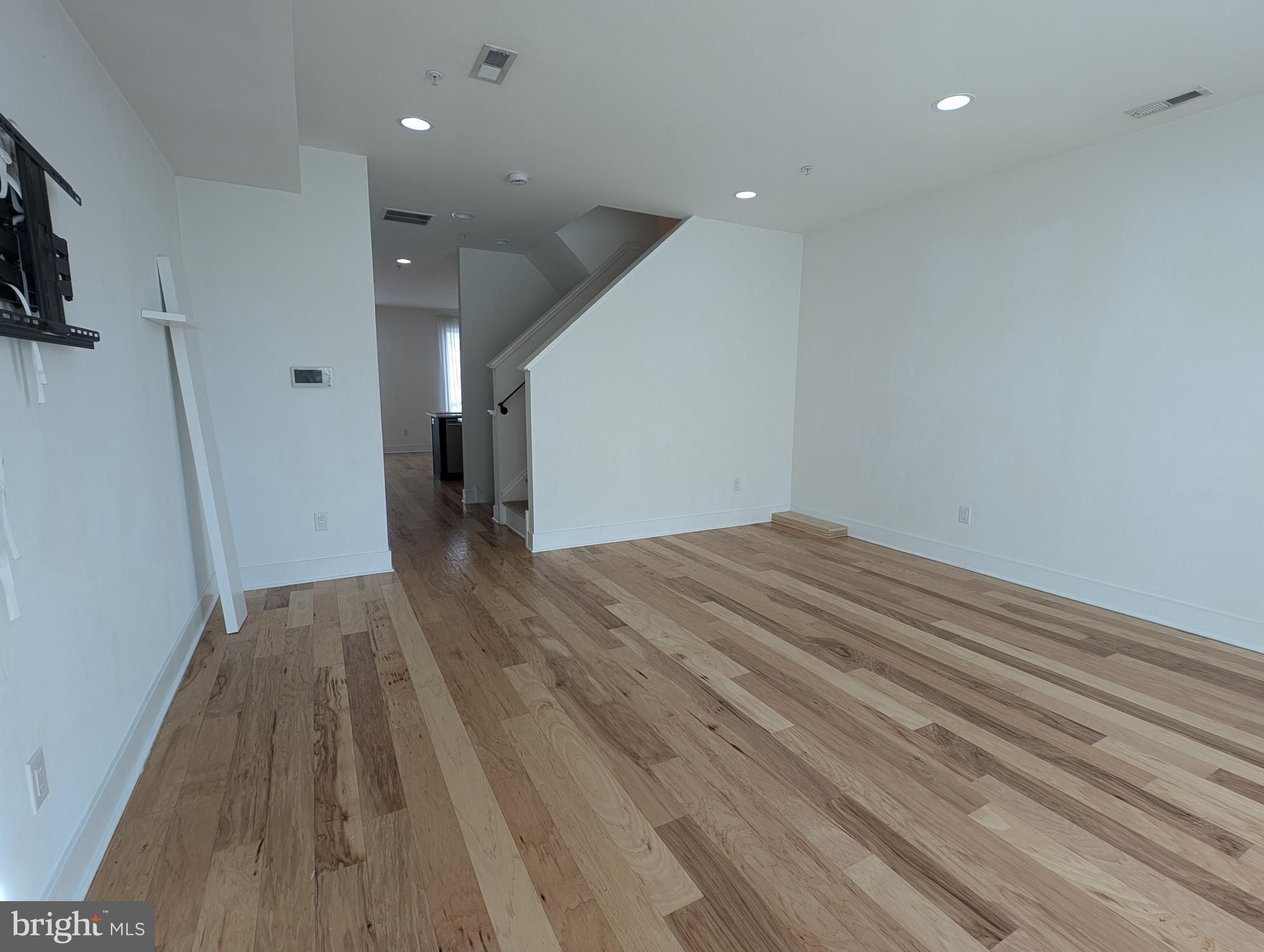 PORT RICHMOND - Residential Lease