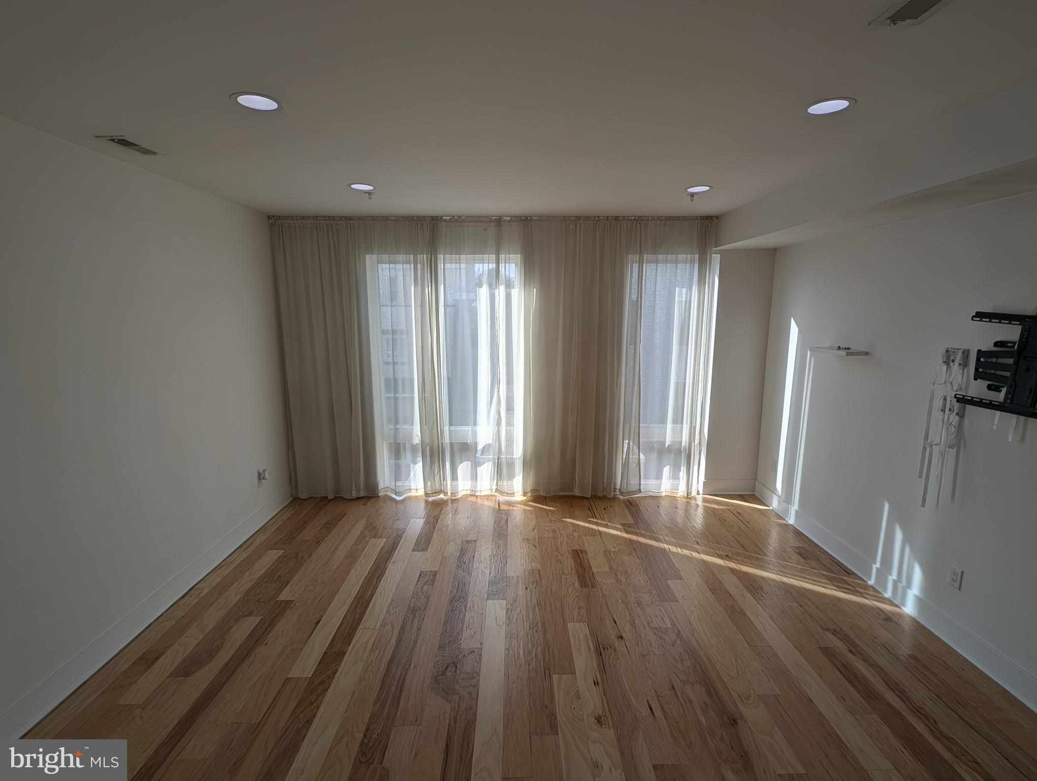 PORT RICHMOND - Residential Lease