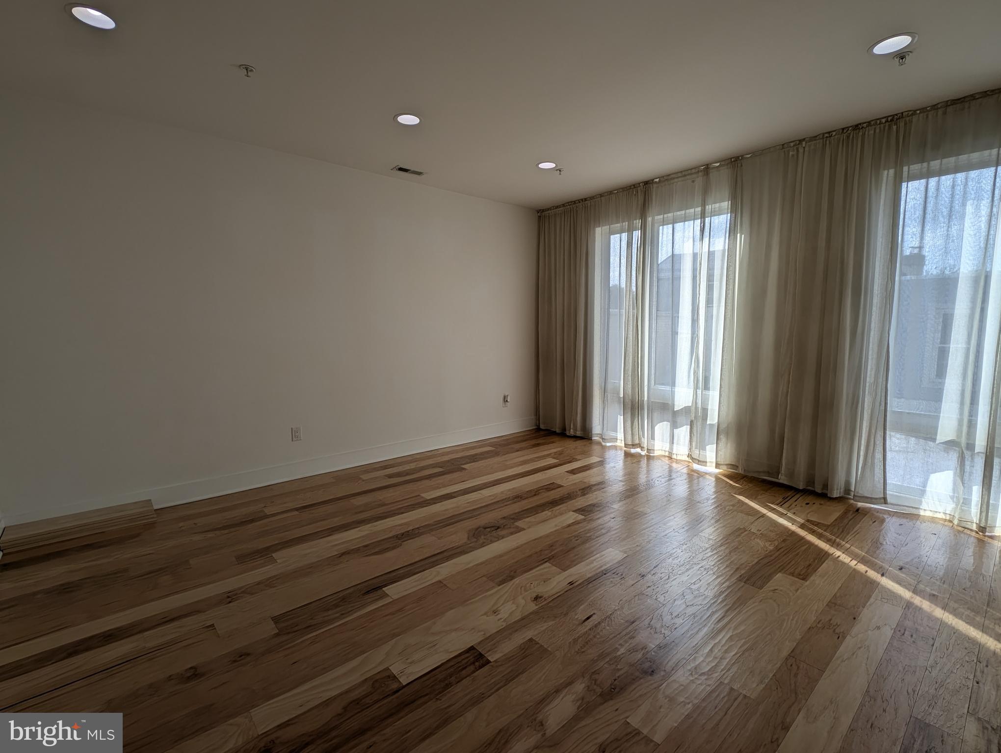 PORT RICHMOND - Residential Lease