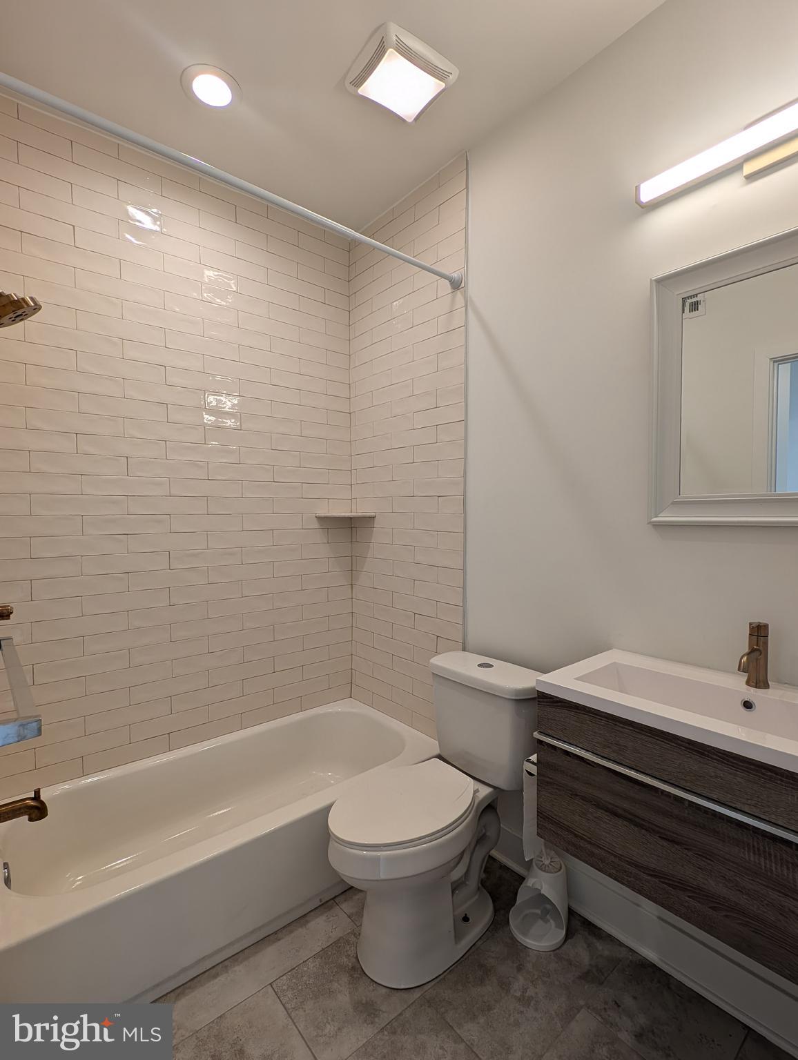 PORT RICHMOND - Residential Lease