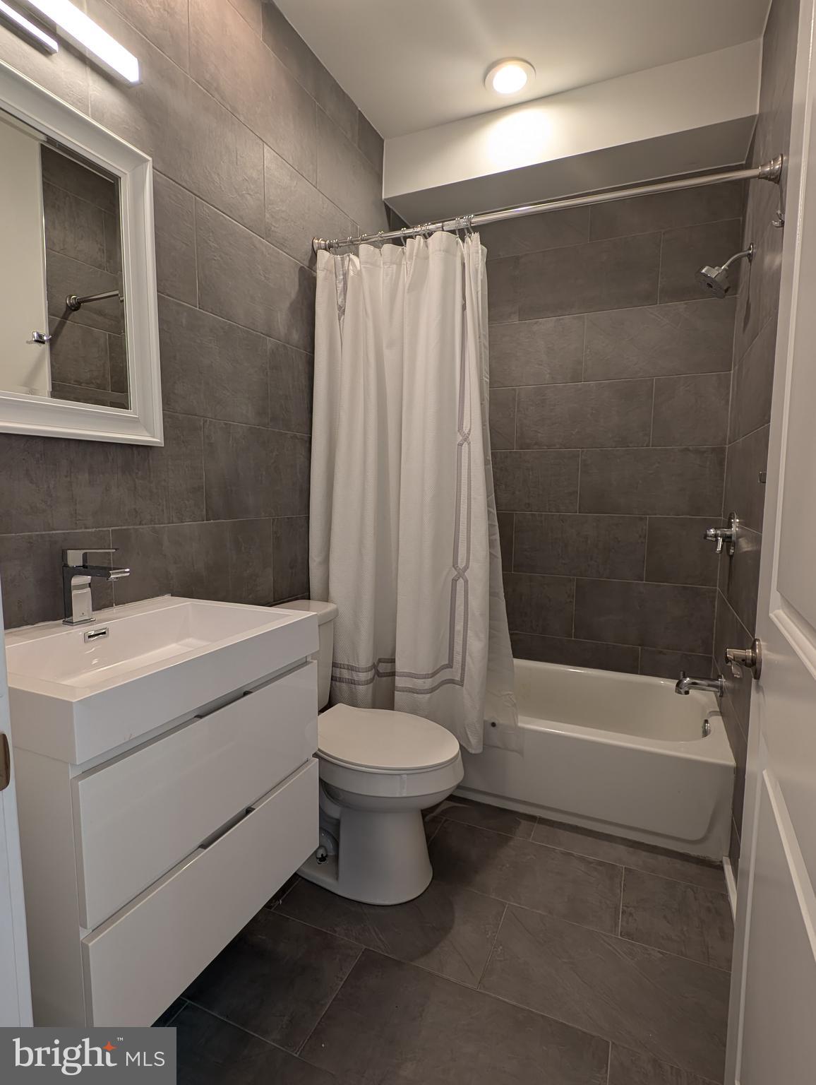 PORT RICHMOND - Residential Lease