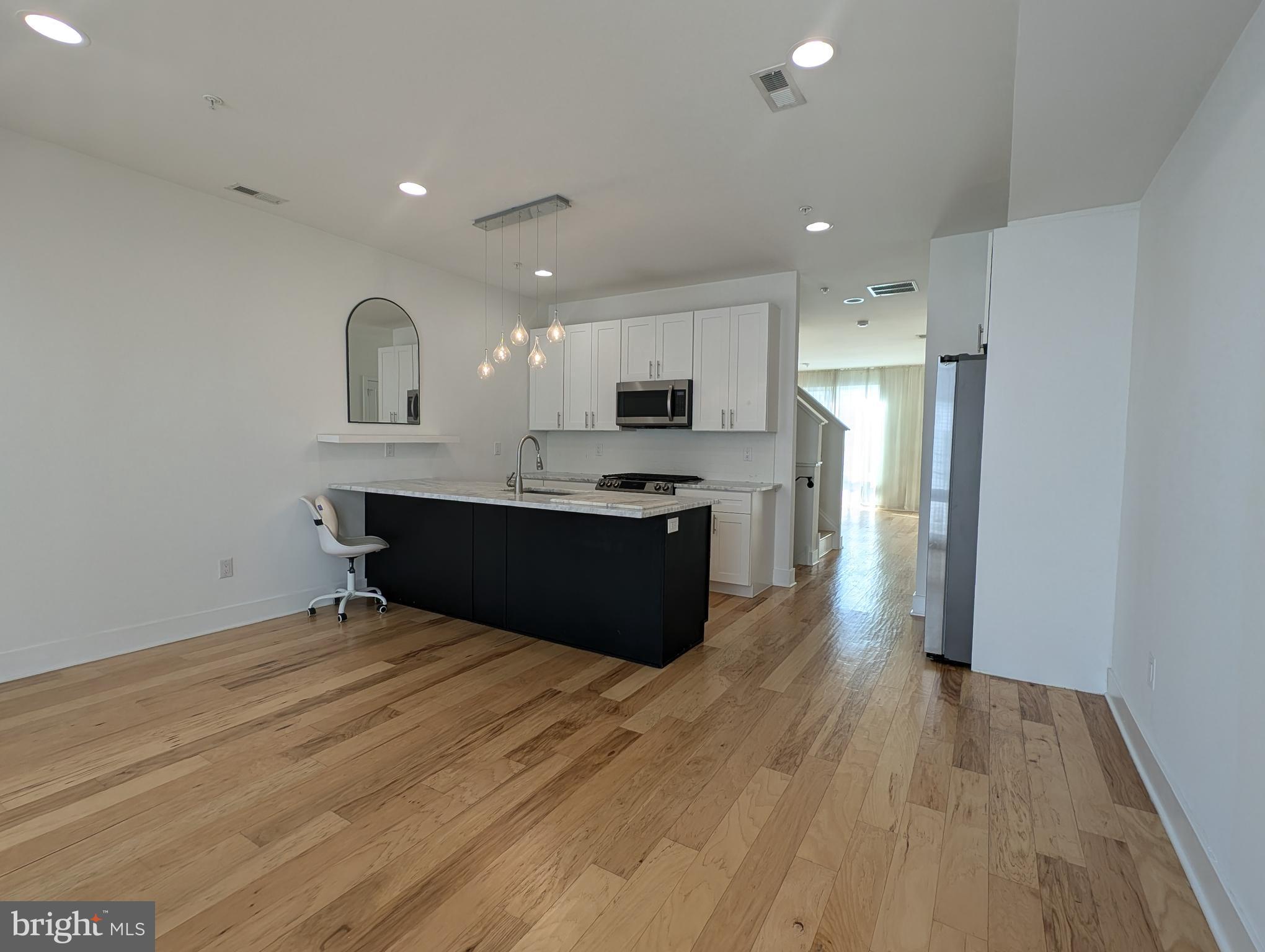 PORT RICHMOND - Residential Lease