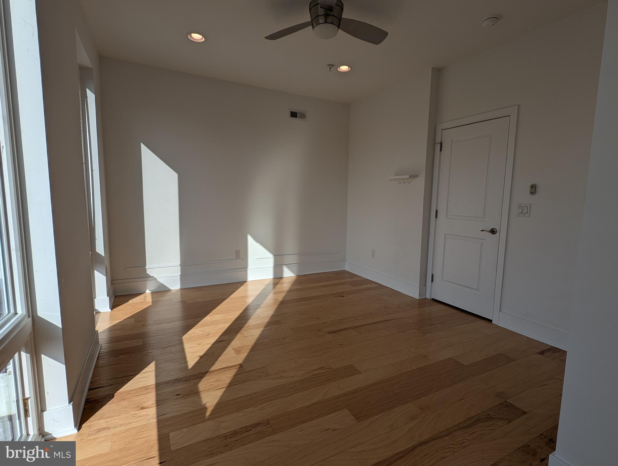 PORT RICHMOND - Residential Lease