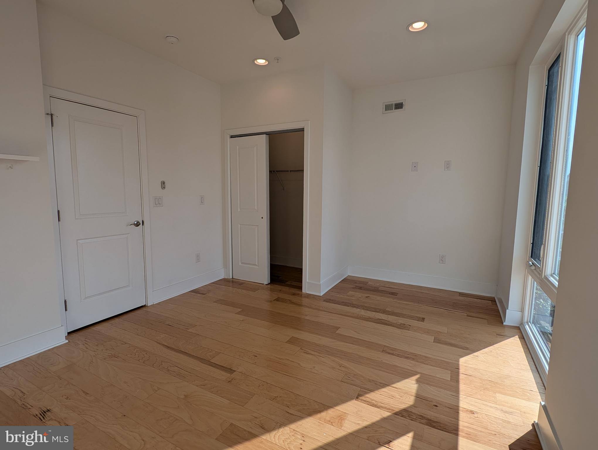 PORT RICHMOND - Residential Lease