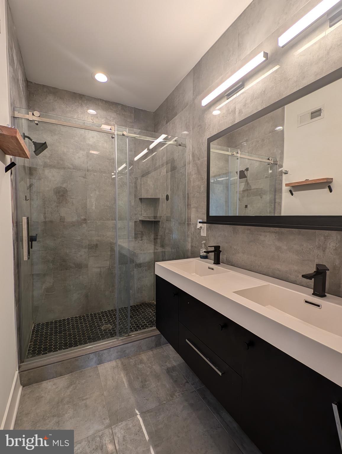 PORT RICHMOND - Residential Lease