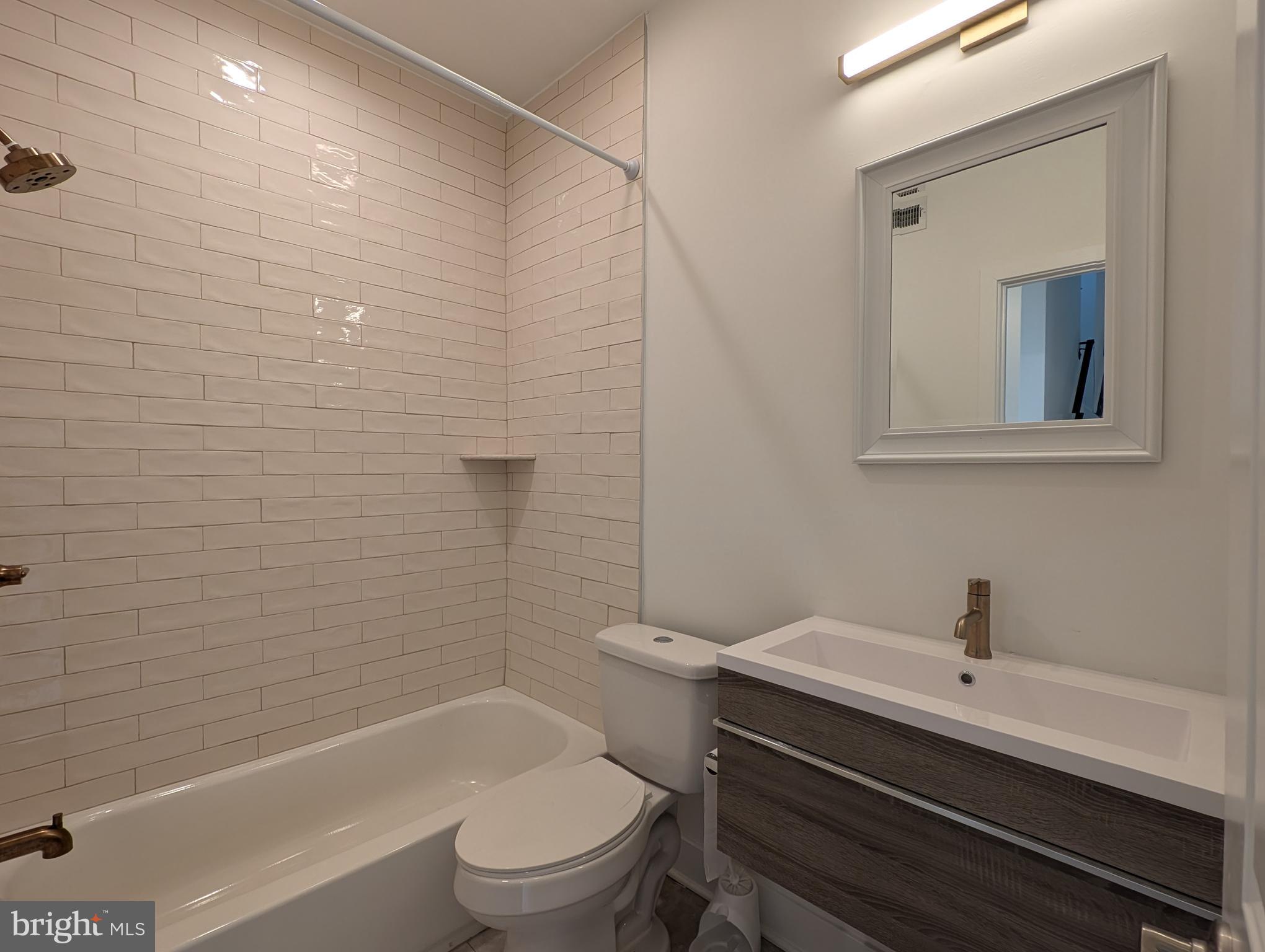 PORT RICHMOND - Residential Lease