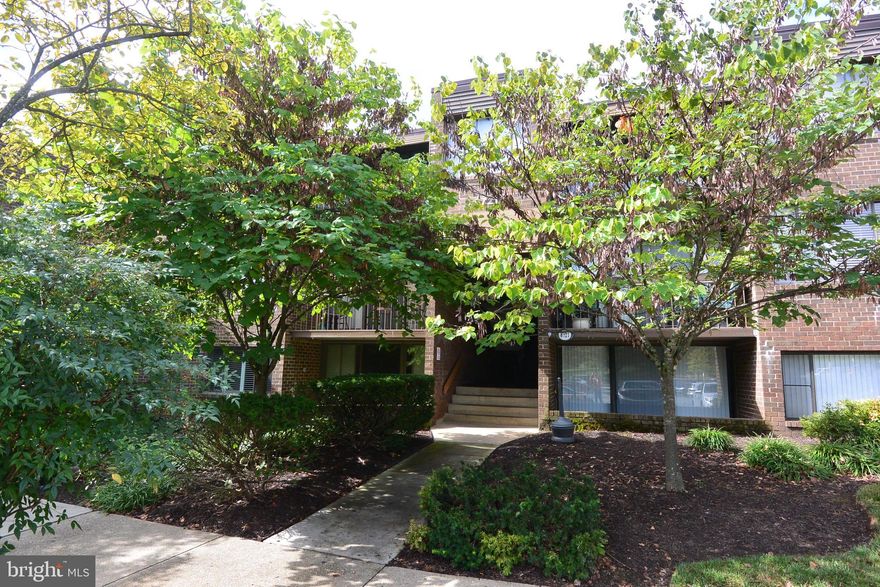 Condo located in one of Columbia's most sought-after areas for shopping, dining, and major commuter routes. Home features plenty of storage, in-unit washer & dryer, walk-in closet and so much more! Reserved parking spot ensuring convenient parking. *GAS and WATER are included in the condo fee!!*