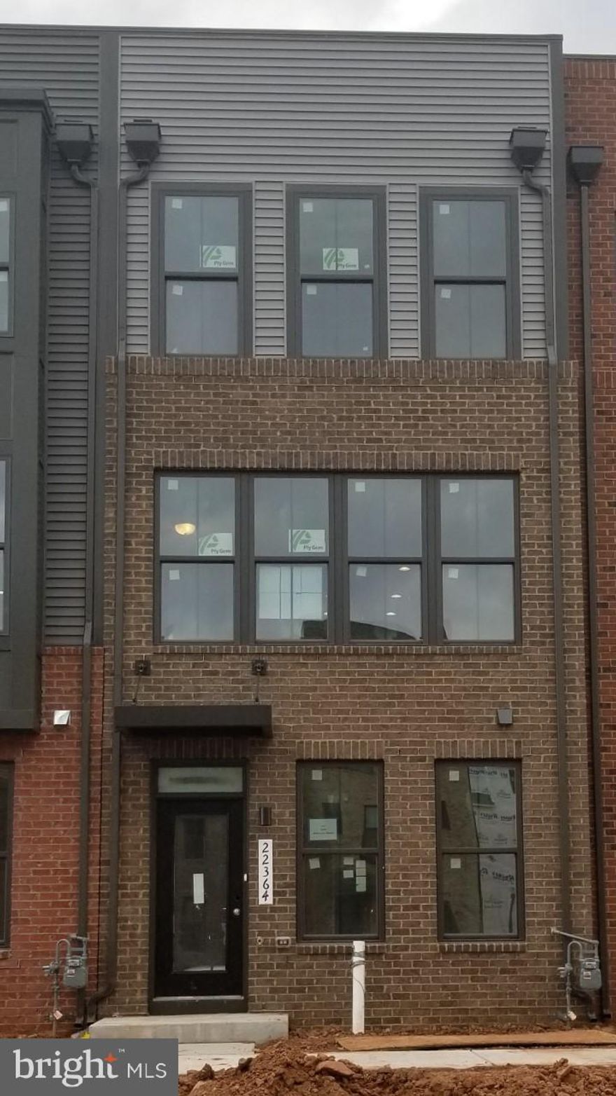 4 level roof top terrace Brick Front  TH,.RAND NEW HOME! NEVER LIVED IN  with 4 brs, 4 full and one half bath. Gorgeous kitchen w/island,Stainless Steel Appliances,Granite Counter tops.Large covered deck,Convenient laundry on bedroom level.. Great view from Top floor Balcony. 2 car garage additional  parking on driveway , close to Dulles green way and shopping