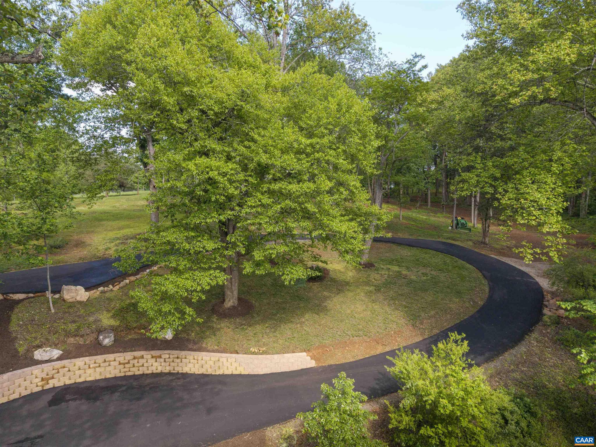 4 NORTH GARDEN LN